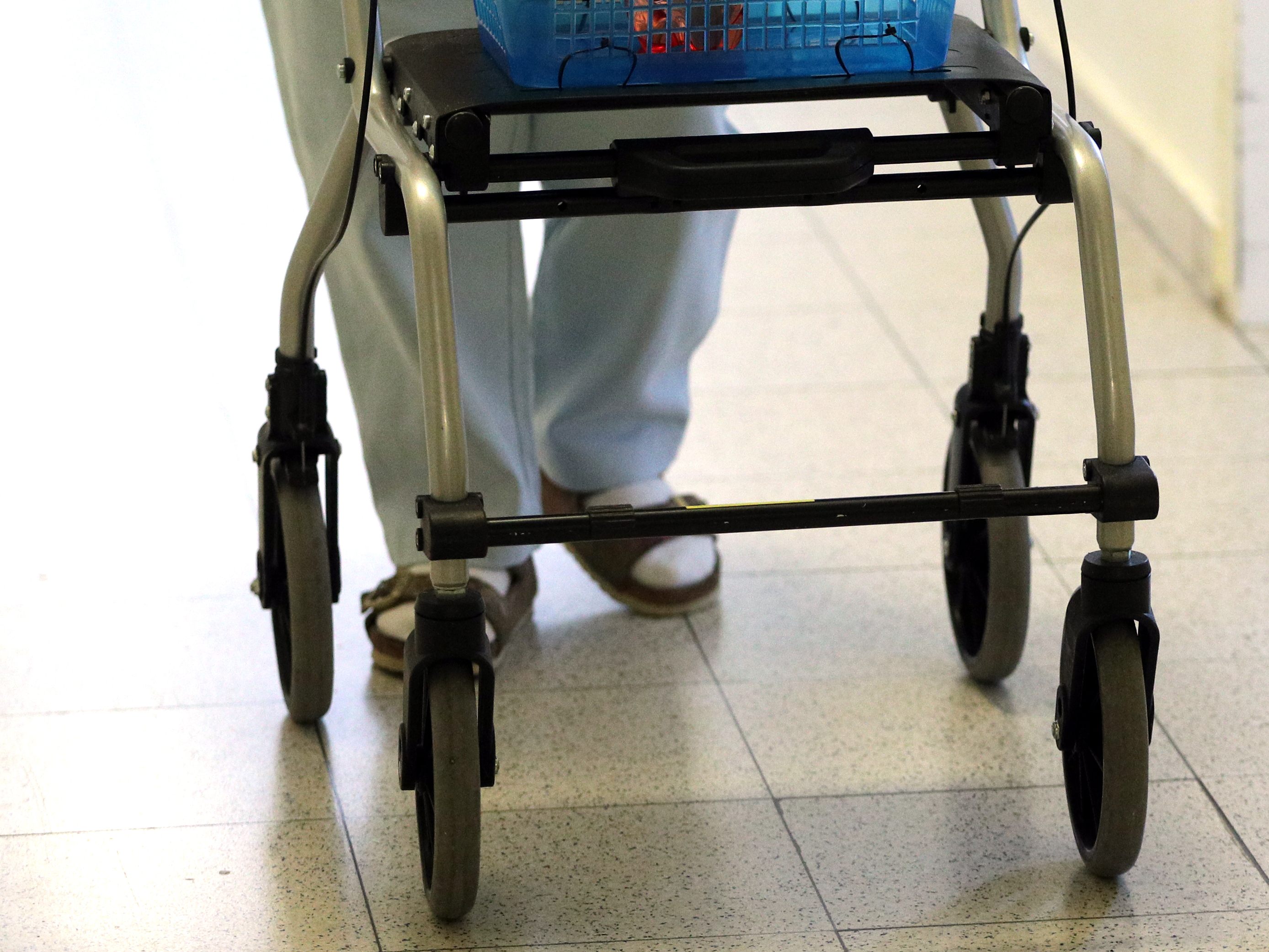 Eine 91-Jährige wurde in Wien-Döbling niedergestoßen und ausgeraubt. Eine 91-Jährige wurde in Wien-Döbling niedergestoßen und ausgeraubt.