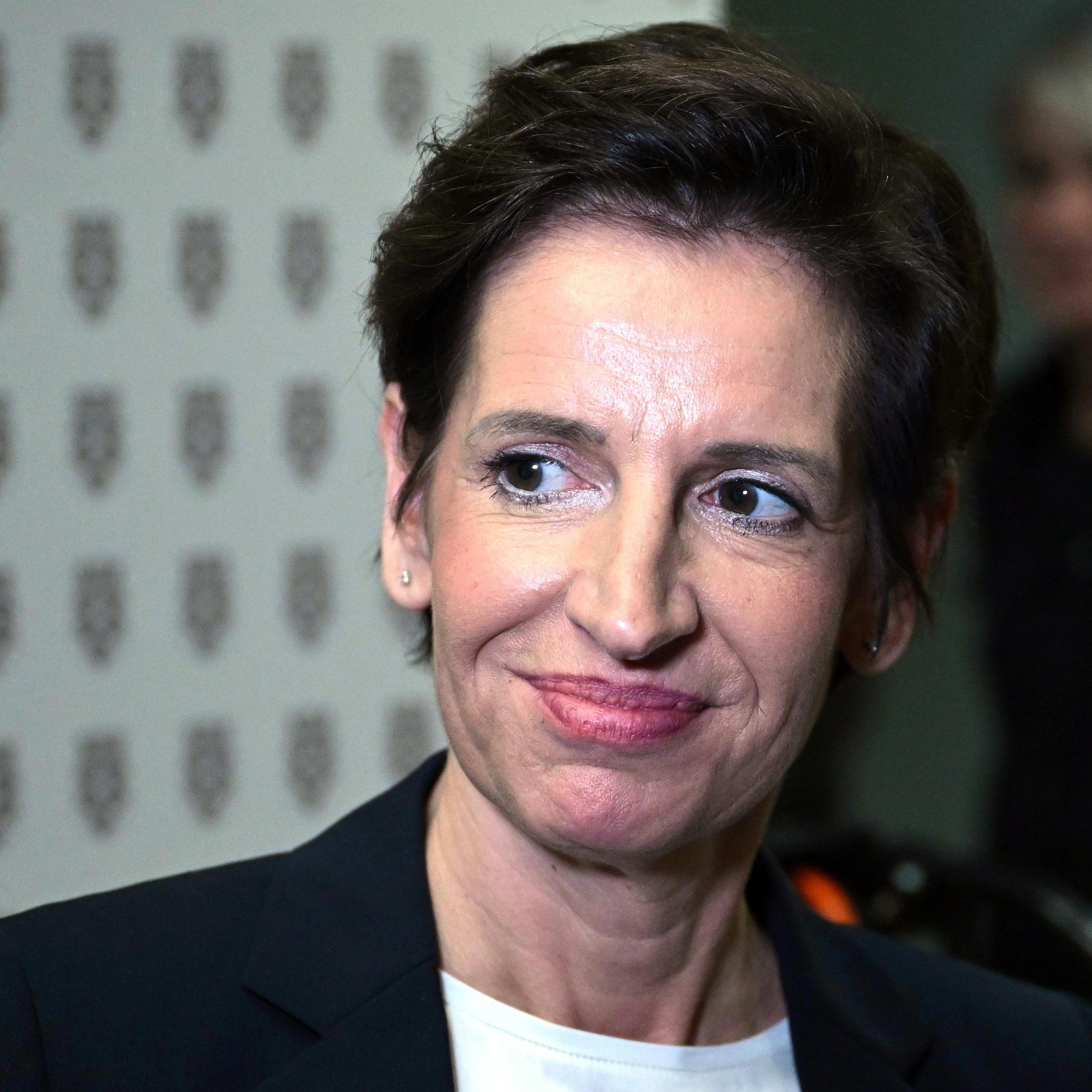 NEOS-Chefin Collini kritisiert die "Ibiza-Koalition" in NÖ.