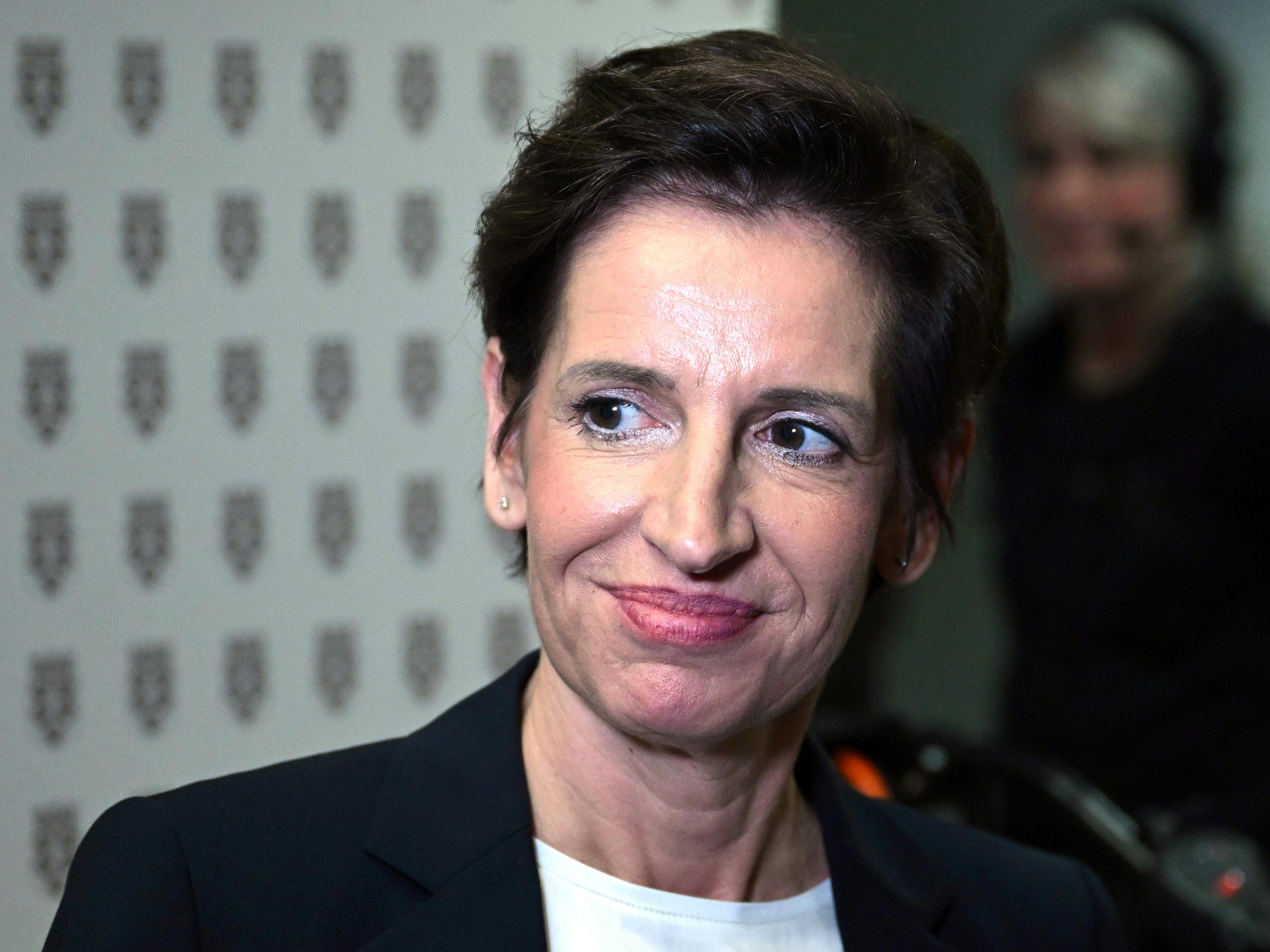 NEOS-Chefin Collini kritisiert die "Ibiza-Koalition" in NÖ. NEOS-Chefin Collini kritisiert die "Ibiza-Koalition" in NÖ.