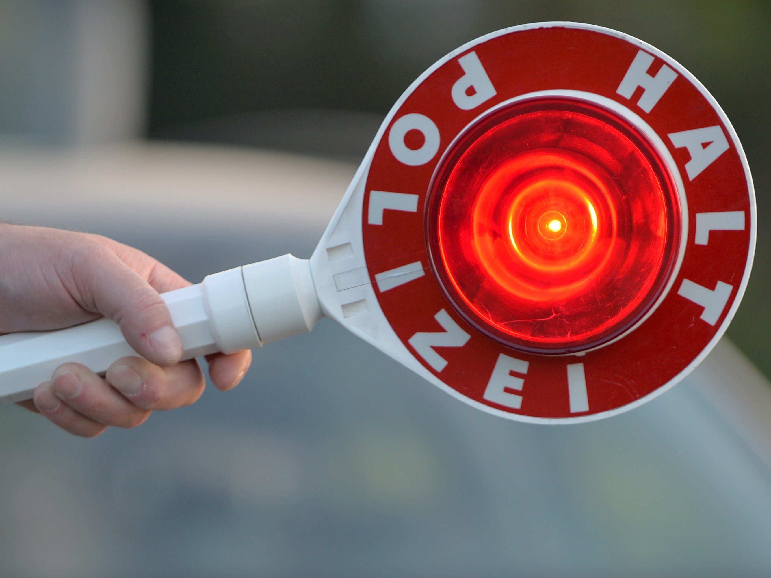 Auf der A2 wurde ein LKW-Lenker nach 59 Stunden Fahrt ohne Ruhezeit angehalten. Auf der A2 wurde ein LKW-Lenker nach 59 Stunden Fahrt ohne Ruhezeit angehalten.