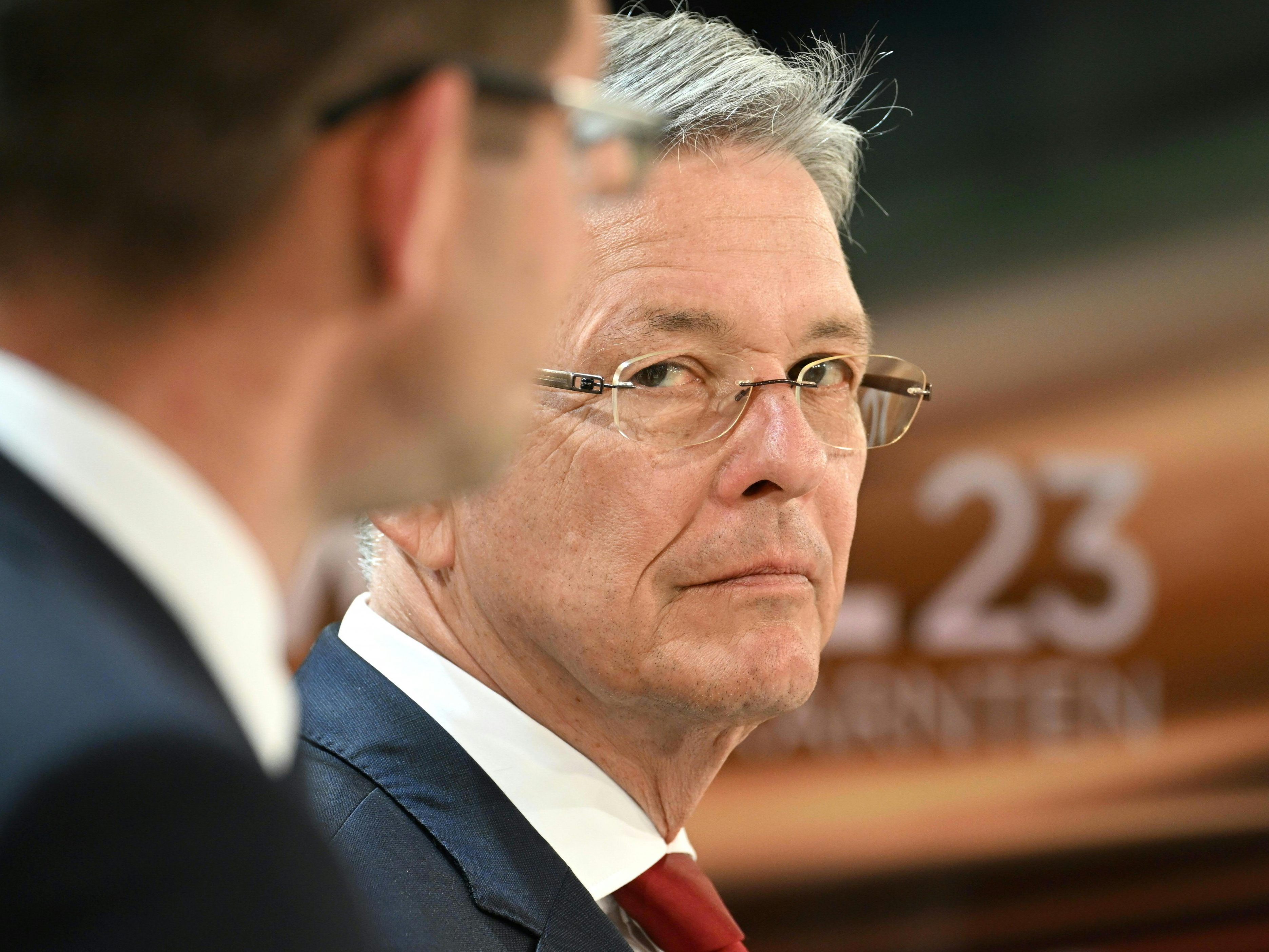 Die Kärntner Landtagswahl 2023 ist geschlagen, nun soll es am Mittwoch erste Sondierungsgespräche geben. Die Kärntner Landtagswahl 2023 ist geschlagen, nun soll es am Mittwoch erste Sondierungsgespräche geben.