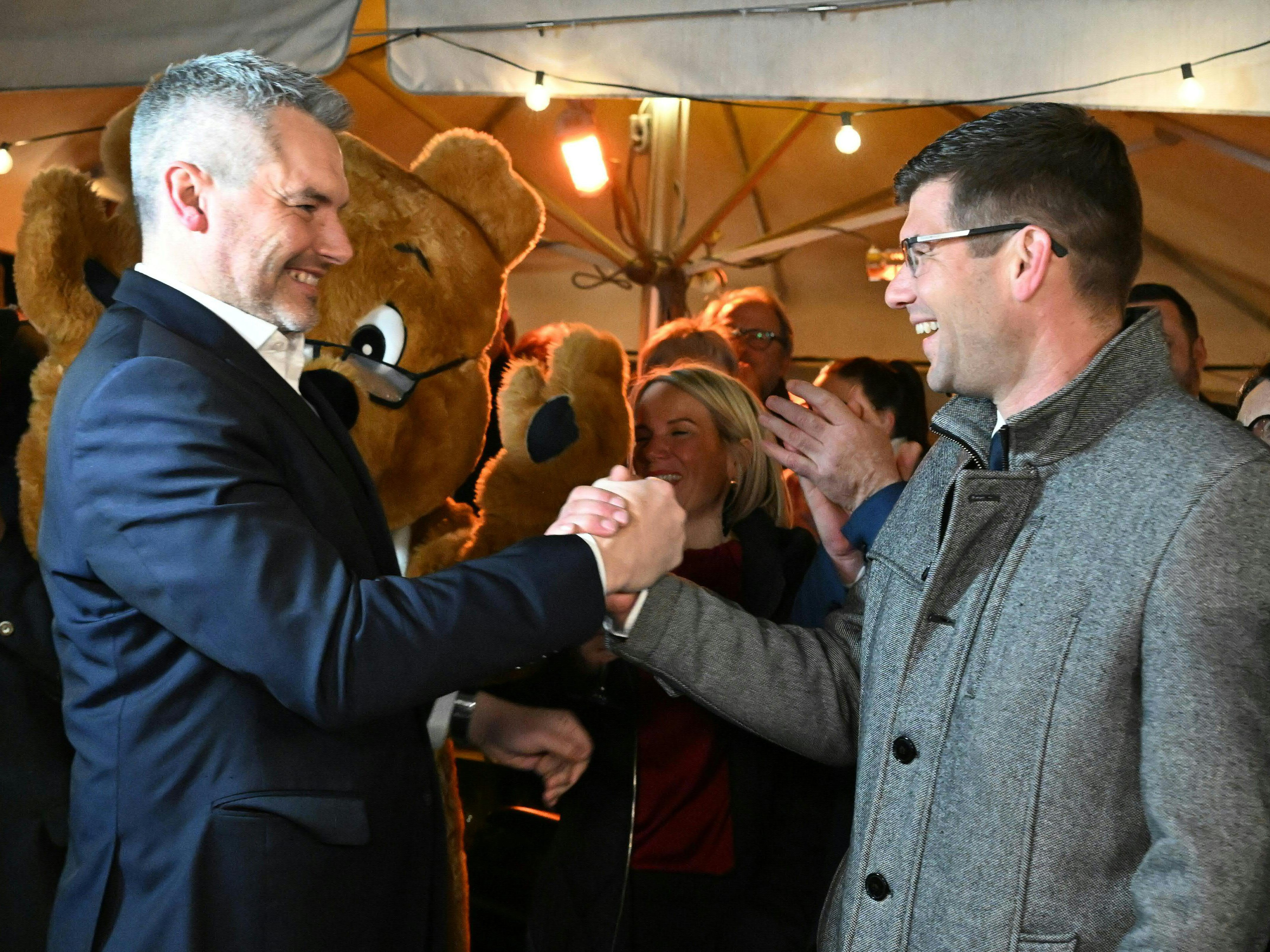 Kanzler Nehammer traf bei der ausgelassen feiernden ÖVP ein. Kanzler Nehammer traf bei der ausgelassen feiernden ÖVP ein.