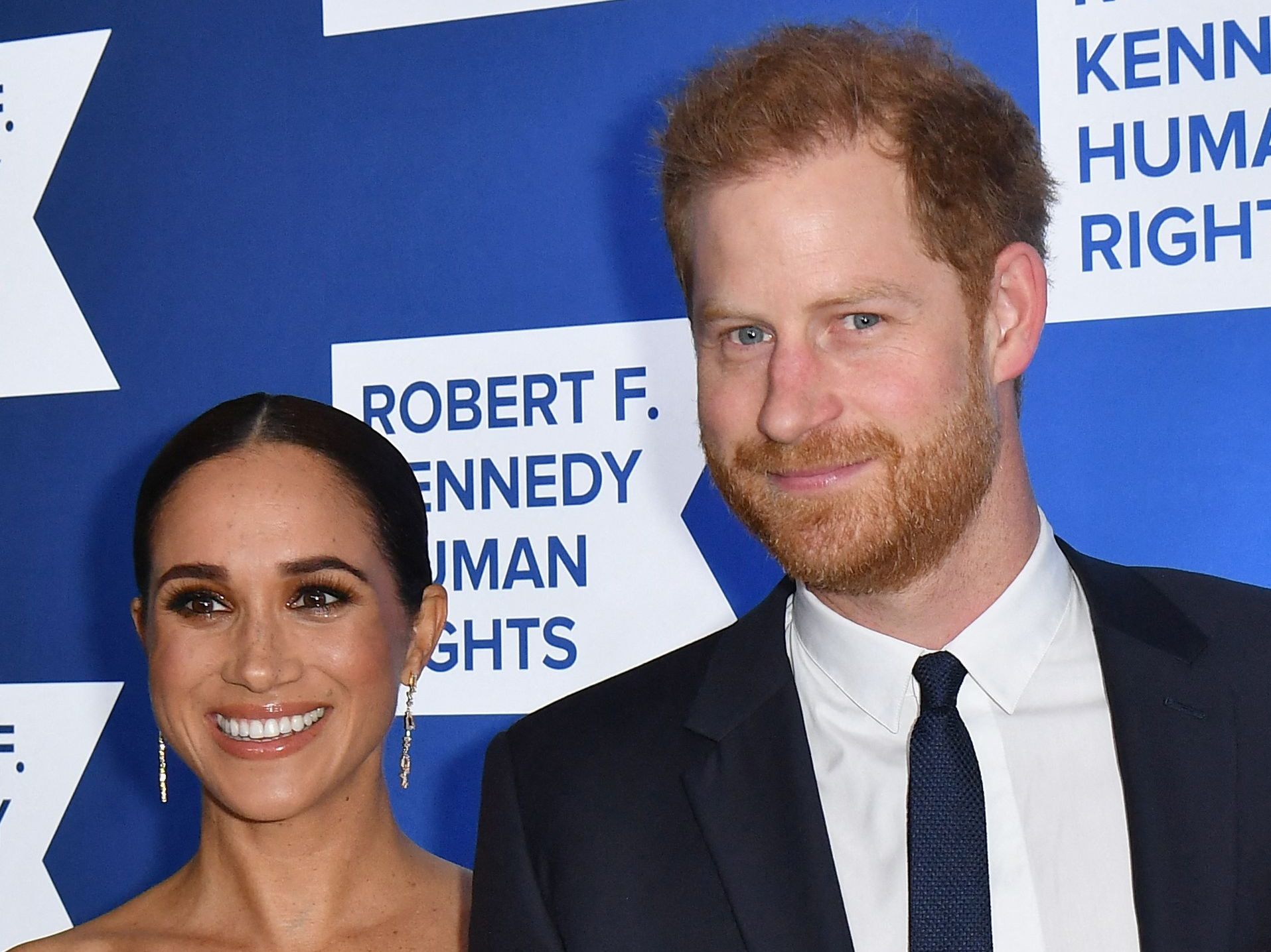Prinz Harry und seine Frau Meghan haben ihren Streit mit dem Königshaus über die Adelstitel ihrer Kinder beendet. Prinz Harry und seine Frau Meghan haben ihren Streit mit dem Königshaus über die Adelstitel ihrer Kinder beendet.