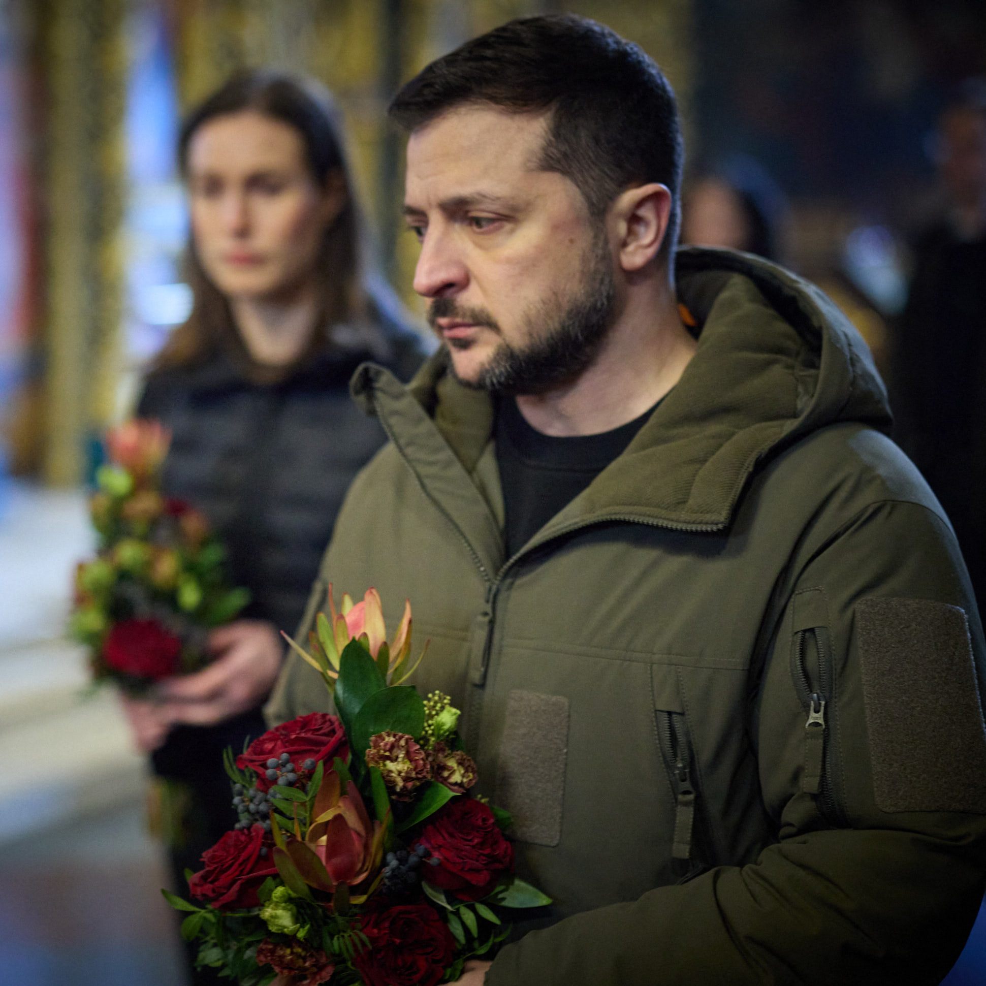 Wolodymyr Selenskyj (mit Sanna Marin im Hintergrund) gedenkt der Kriegsopfer.