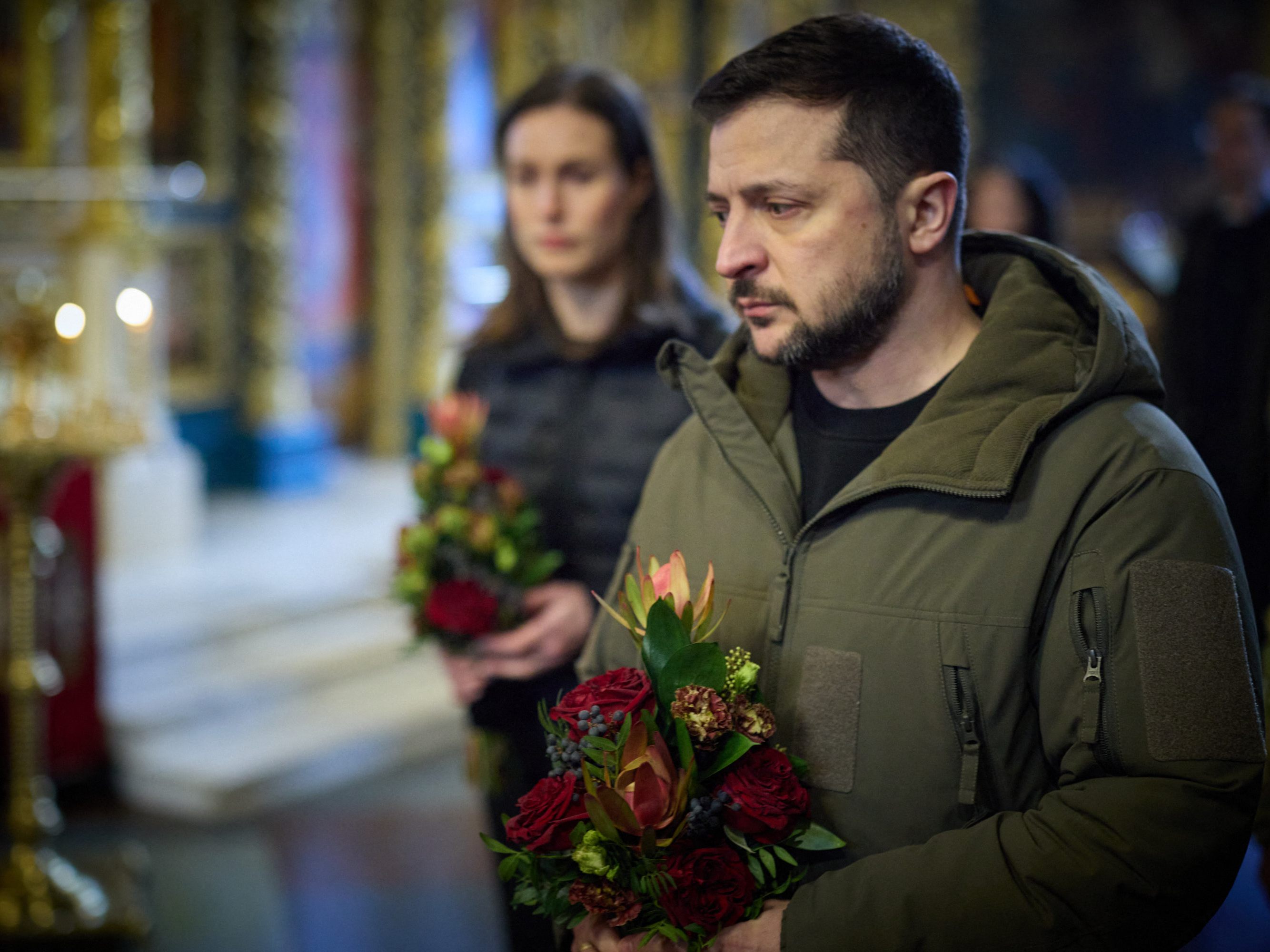 Wolodymyr Selenskyj (mit Sanna Marin im Hintergrund) gedenkt der Kriegsopfer. Wolodymyr Selenskyj (mit Sanna Marin im Hintergrund) gedenkt der Kriegsopfer.