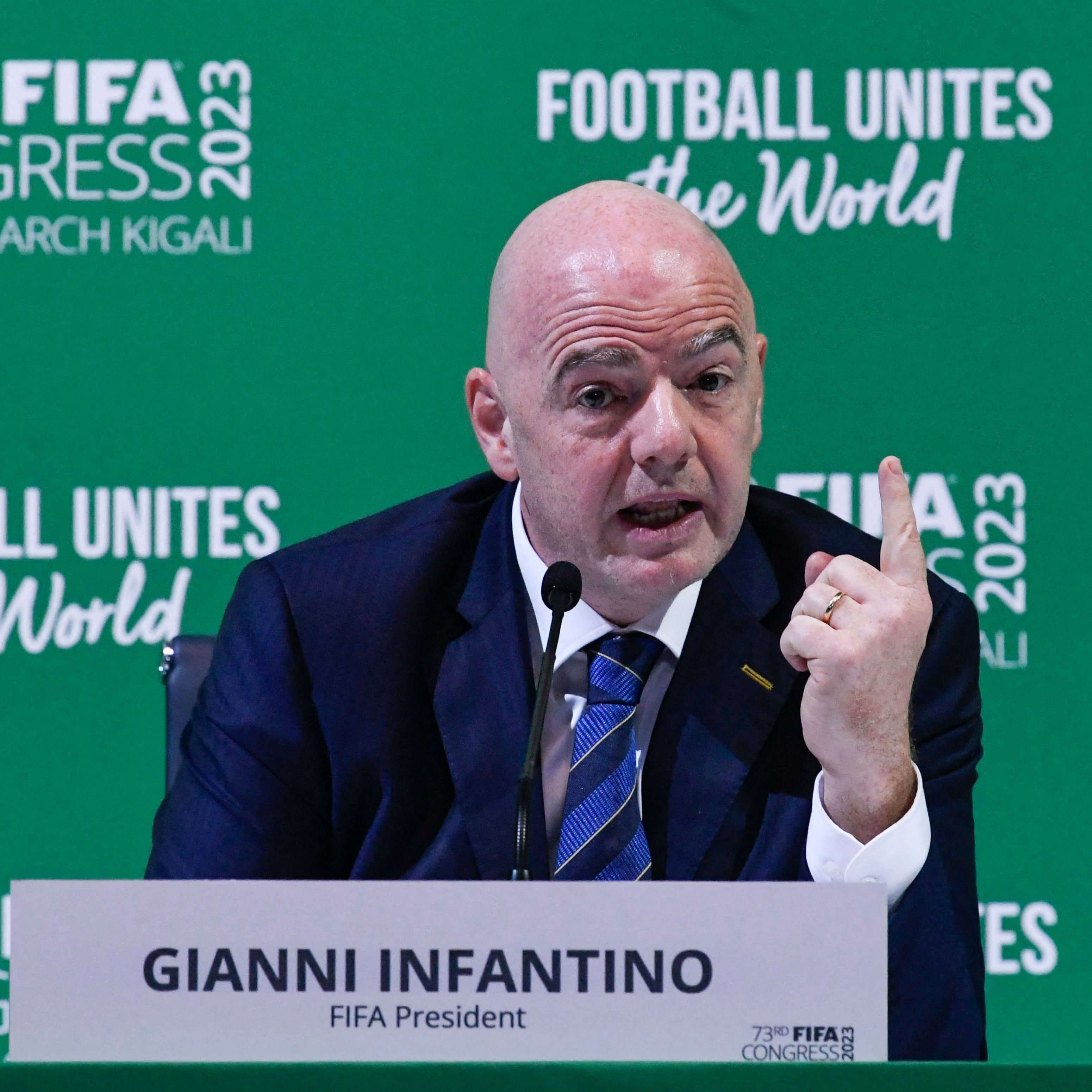 FIFA-Präsidentt Infantino verspricht die WM-Prämien bei Frauen-Turnieren anzugleichen.