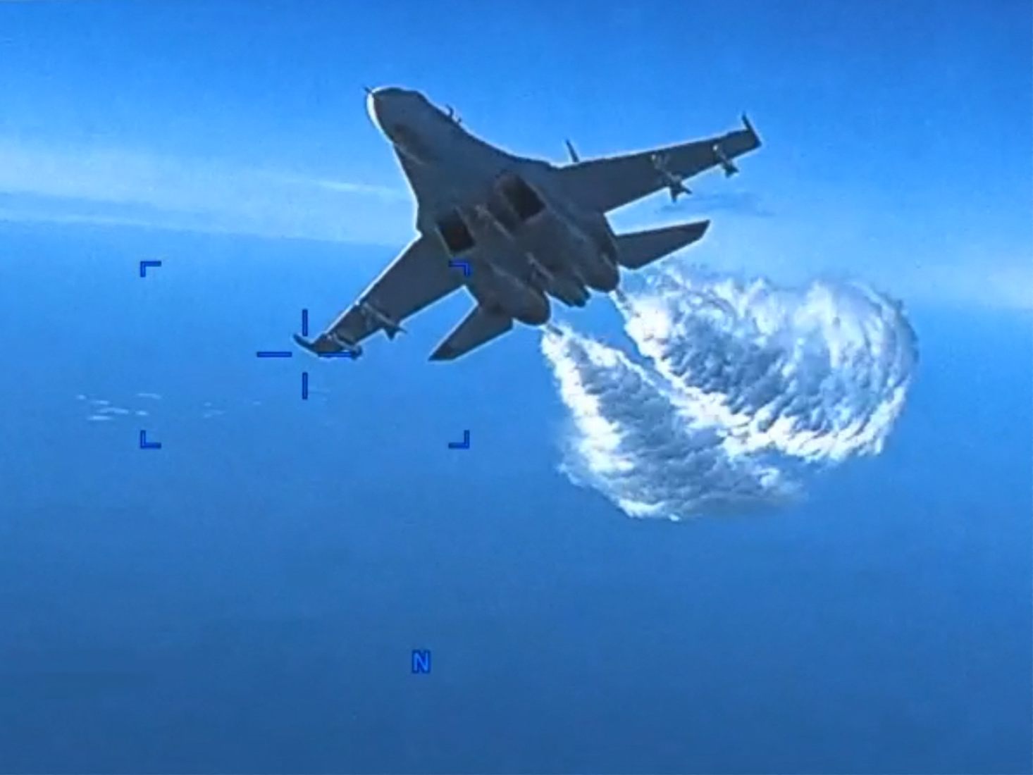 Ein russischer Kampfjet lässt im Anflug auf die US-Drohne Treibstoff ab. Ein russischer Kampfjet lässt im Anflug auf die US-Drohne Treibstoff ab.
