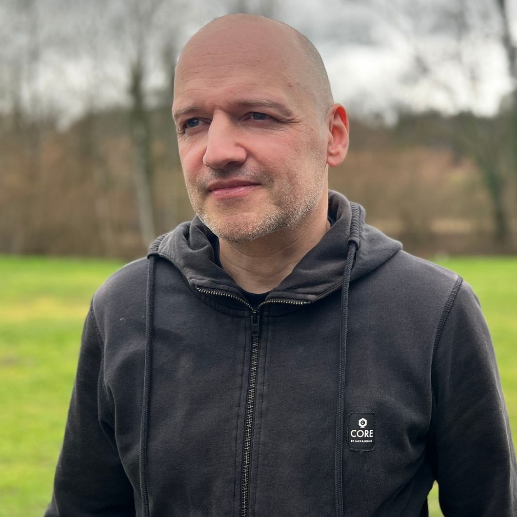 Erfolgsautor André Pilz aus Hohenweiler arbeitet an einer Filmadaption seines Skinhead-Romans und spricht mit VOL.AT über sein aktuelles Buch "Morden und Lügen".