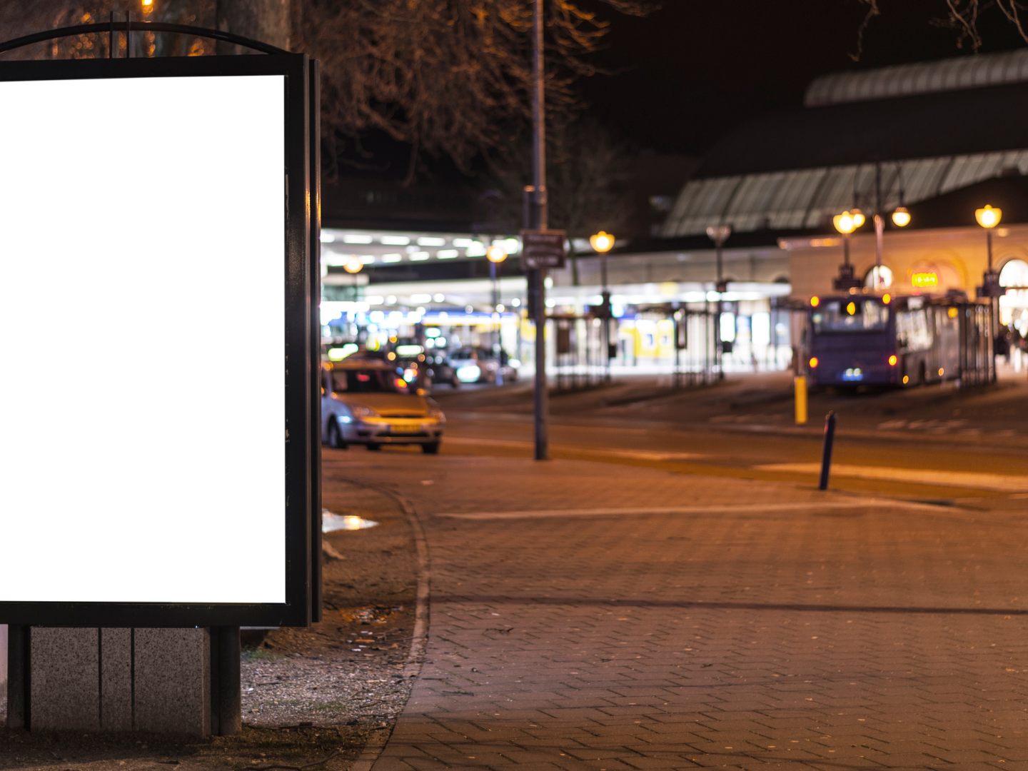 Auf einigen Wiener Werbescreens wird an Sonntagen im April Kunst gezeigt.