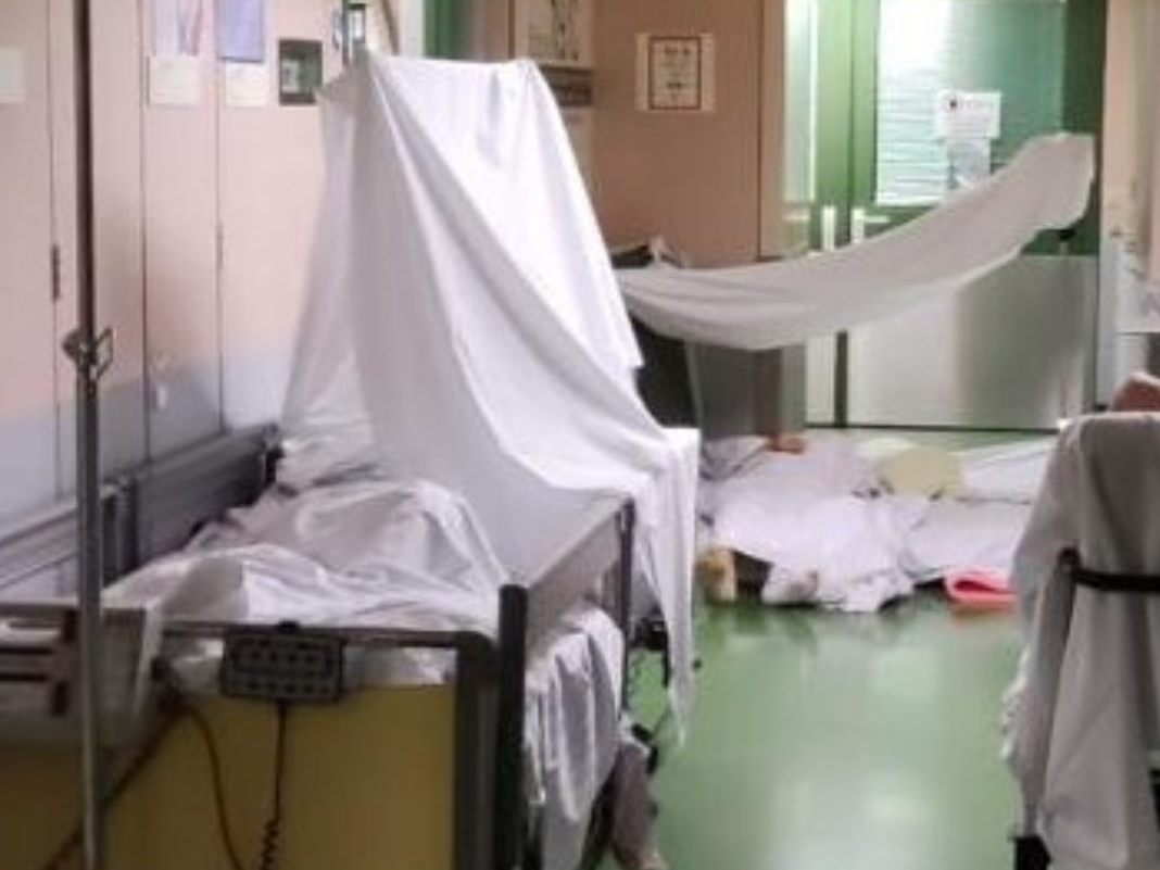Das AKH Wien lagert Patienten am Gangboden. Das AKH Wien lagert Patienten am Gangboden.