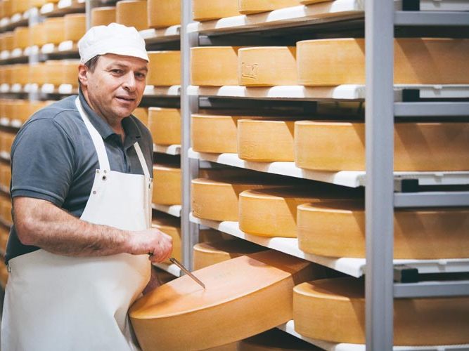 Günther Muxel, Meistersenn der Sennerei Schoppernau: „Neben höchster Hygiene ist die Milchqualität entscheidend, denn nur mit bester Milch können wir unseren Spitzenkäse produzieren.“