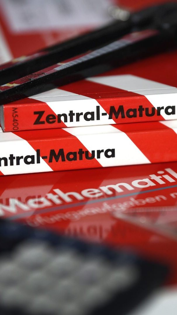 In einem Test der Landesschülervertretung NÖ hat sich herausgestellt, dass ein unvorbereiteter Schüler die Zentralmatura mit der Gratis-Software ChatGPT bestehen könnte.