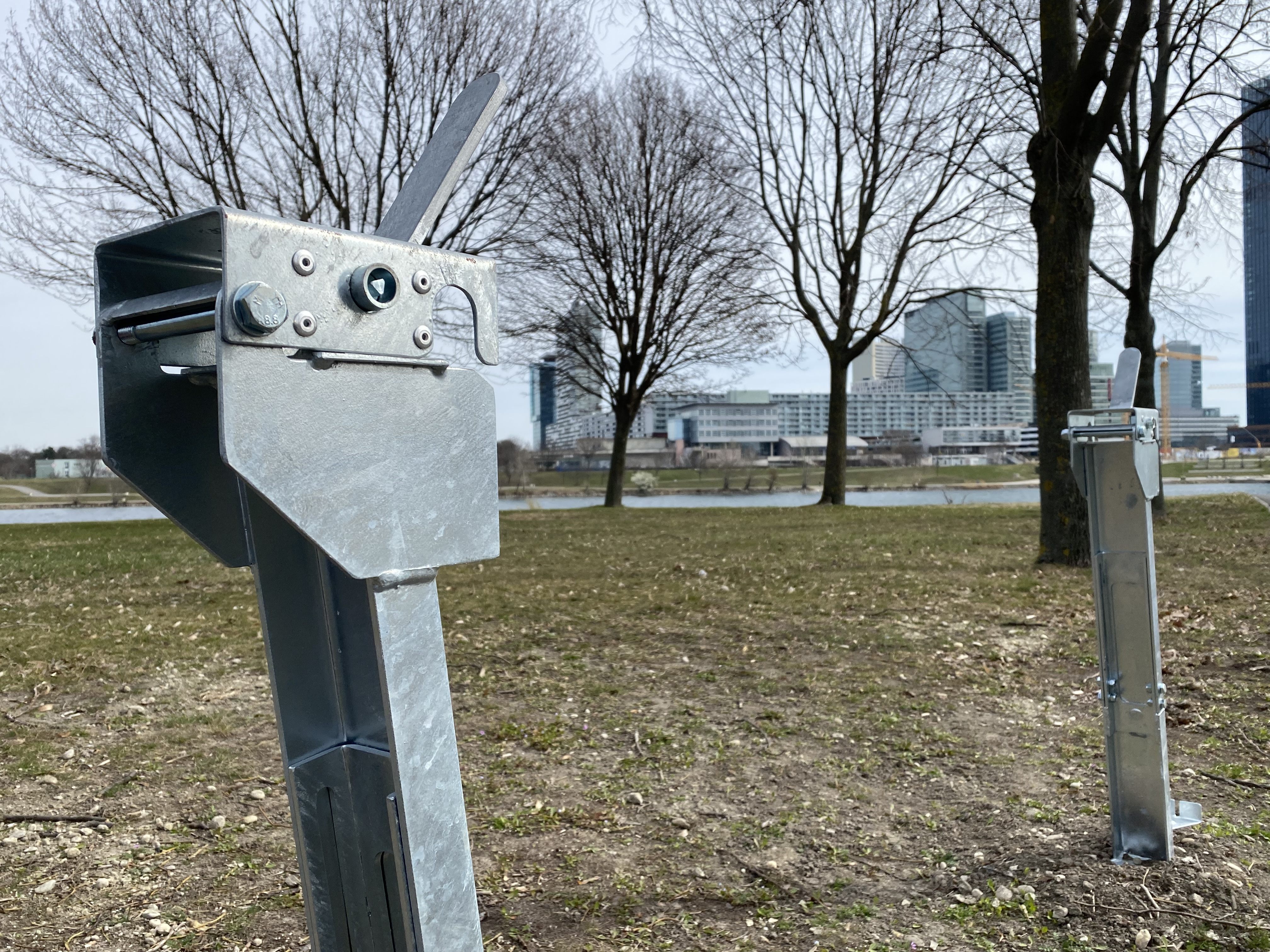 Auf der Donauinsel in Wien kann man momentan auf graue Vorrichtungen treffen. Auf der Donauinsel in Wien kann man momentan auf graue Vorrichtungen treffen.