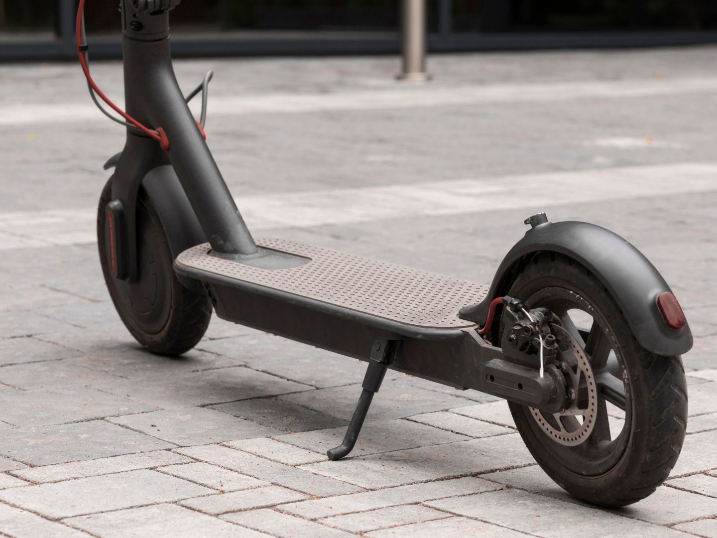Ein Jugendlicher, der versucht haben soll, einen E-Scooter in Wien zu stehlen, konnte trotz Schreckschuss-Abgabe entkommen.