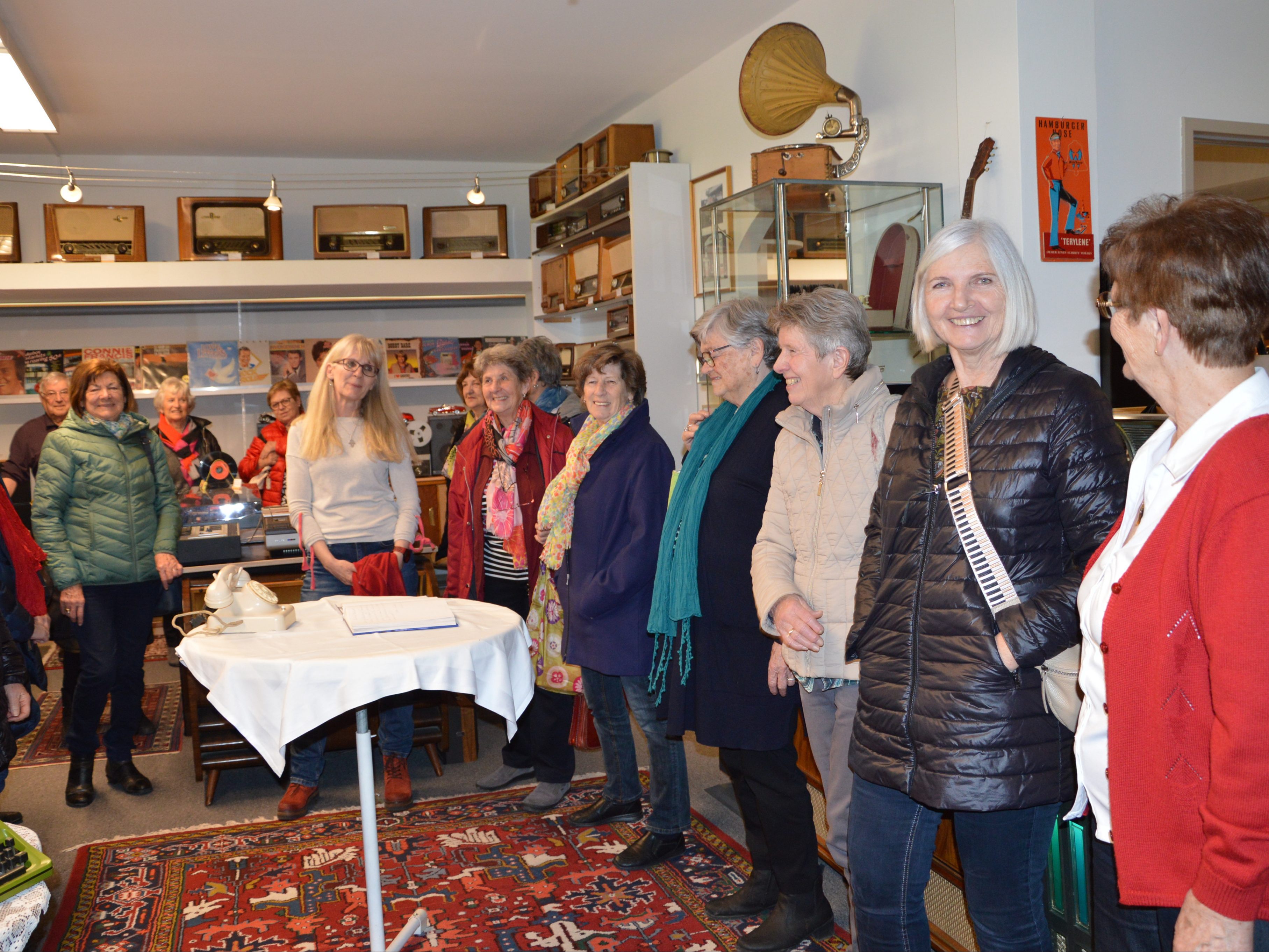 Fröhlicher Damenbesuch im Radiomuseum Fröhlicher Damenbesuch im Radiomuseum