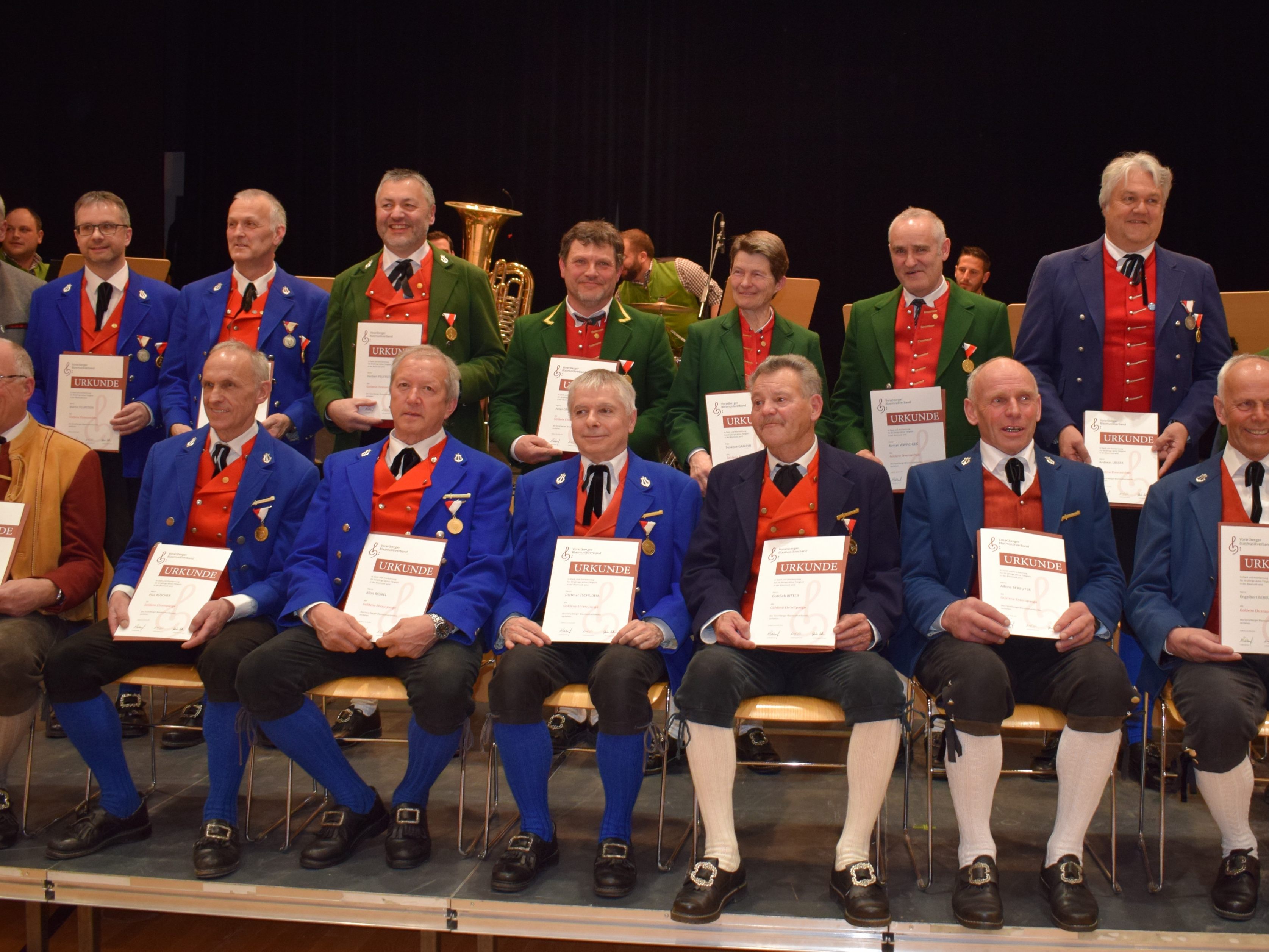 Hohe Auszeichnungen für langjährige Musikantinnen und Musikanten. Hohe Auszeichnungen für langjährige Musikantinnen und Musikanten.