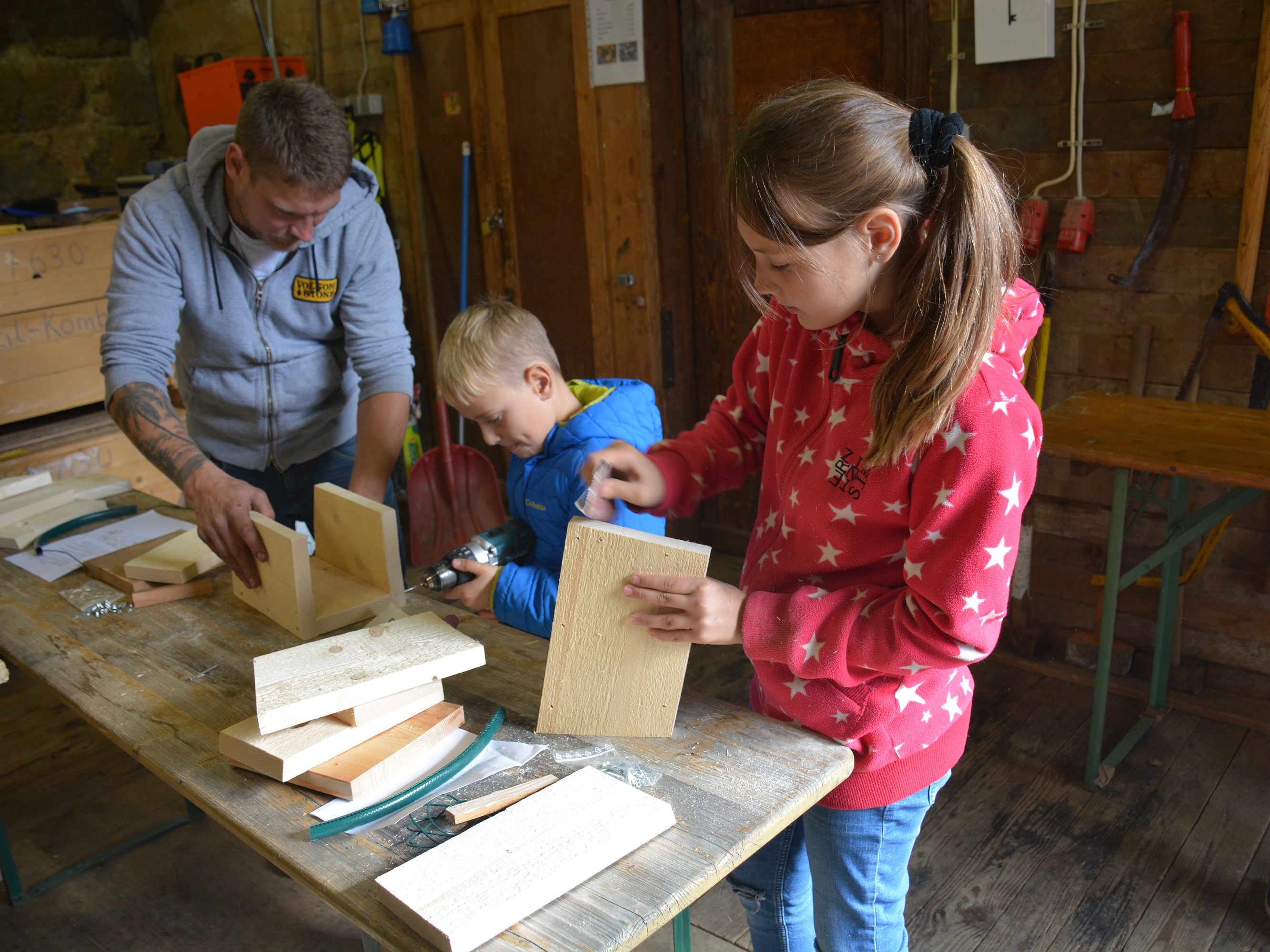 Bau von Nistkästen Bau von Nistkästen