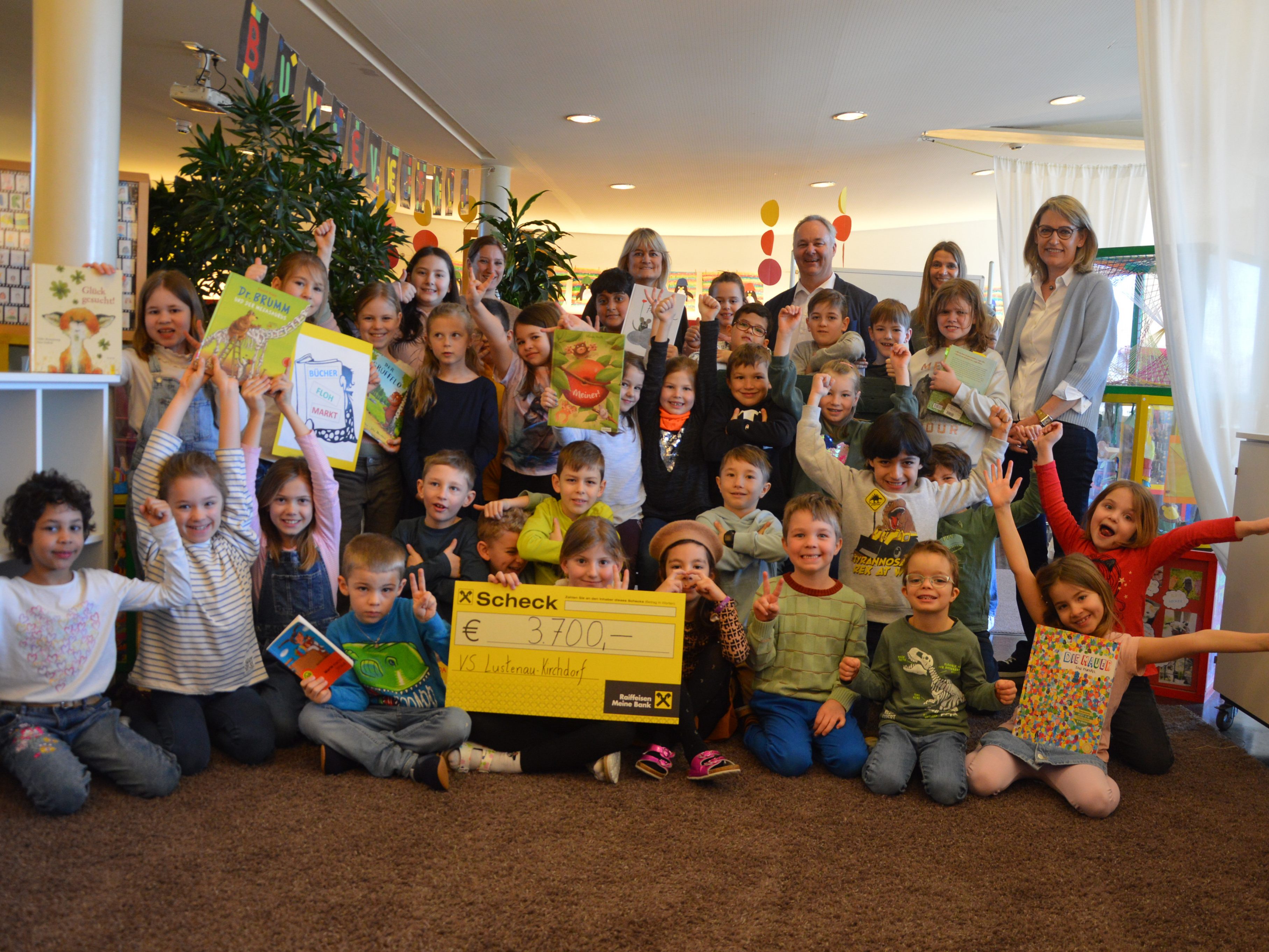Die Kids der Mittelschule Lustenau Kirchdorf feiern ihr Spendenergebnis. Die Kids der Mittelschule Lustenau Kirchdorf feiern ihr Spendenergebnis.