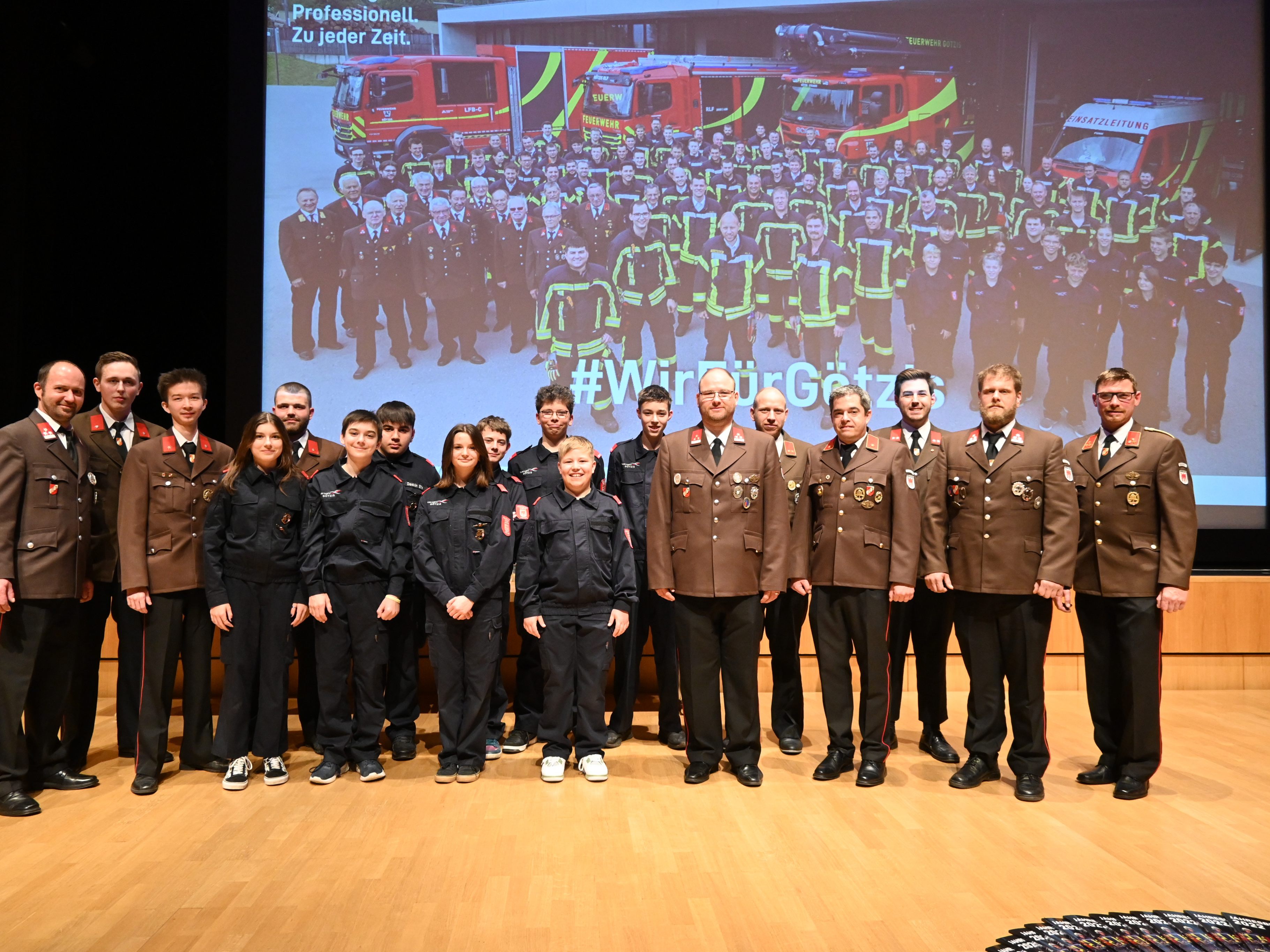 Ein Teil der Feuerwehrjugend mit Kommandant BÜSEL und Betreuern Ein Teil der Feuerwehrjugend mit Kommandant BÜSEL und Betreuern