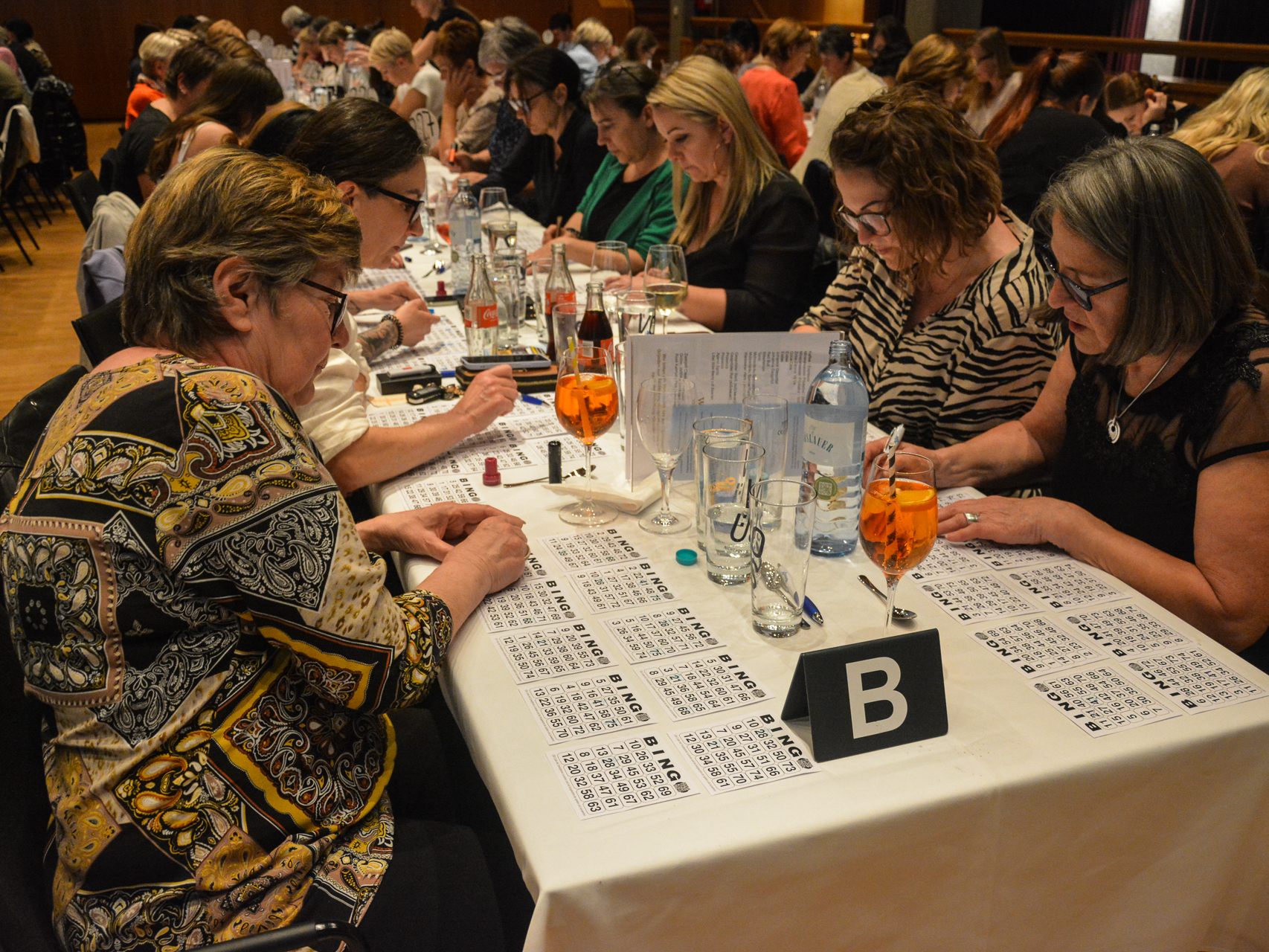 250 Frauen spielten am Mittwochabend hochkonzentriert Bingo im Reichshofsaal. 250 Frauen spielten am Mittwochabend hochkonzentriert Bingo im Reichshofsaal.