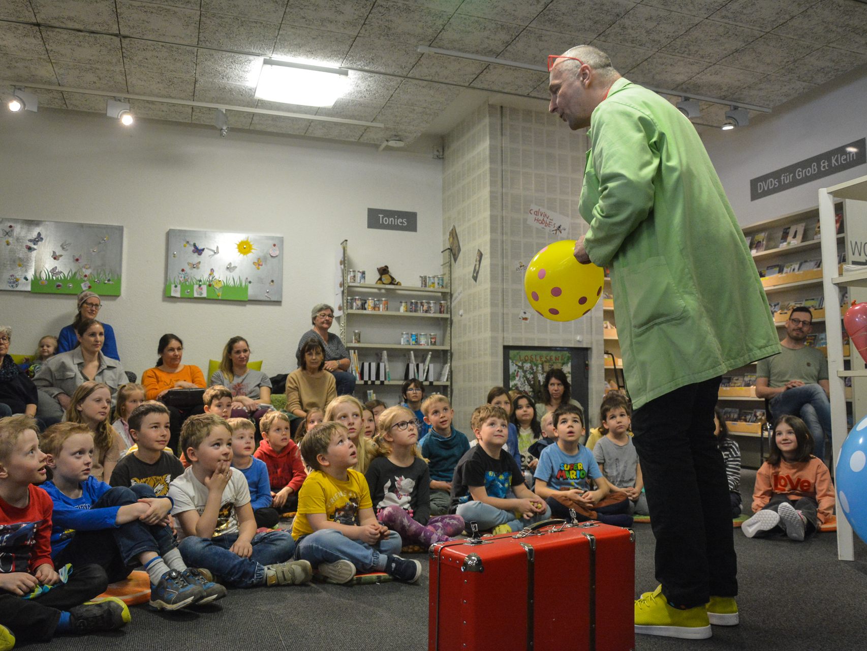 Zum österreichischen Vorlesetag begeisterte Zauberer Spooky Doo die Kinder in der Bücherei Lustenau. Zum österreichischen Vorlesetag begeisterte Zauberer Spooky Doo die Kinder in der Bücherei Lustenau.