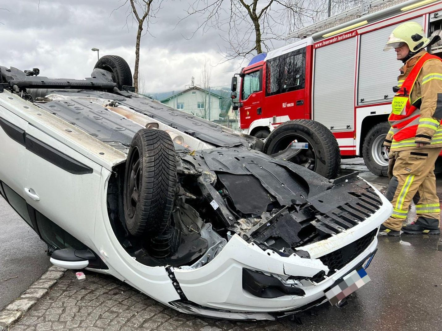 Der Pkw kam auf dem Dach zum Liegen. Der Pkw kam auf dem Dach zum Liegen.