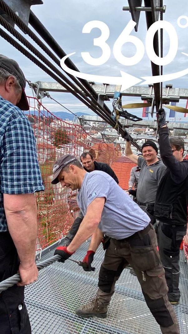 In einer speziellen Spleiß-Brücke werden Arbeiten durchgeführt.