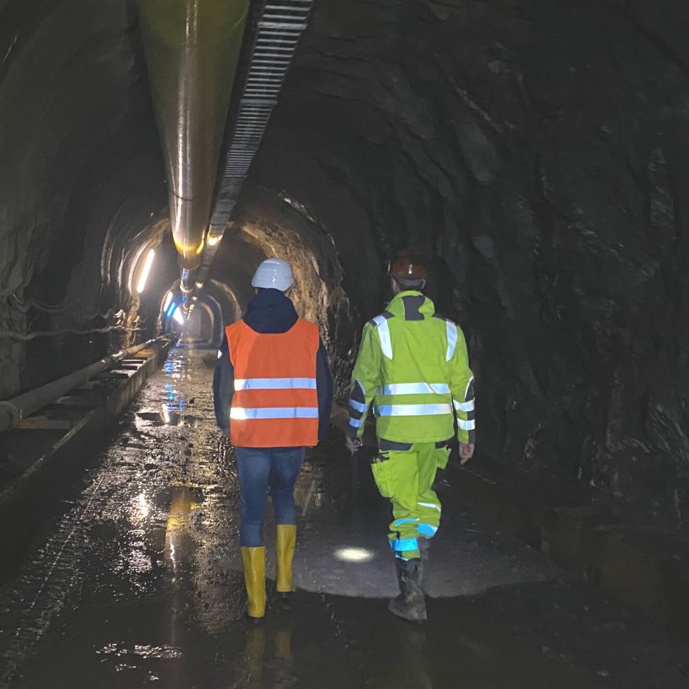 VOL.AT war mit dem Bauleiter im Sondierstollen und zeigt Videomaterial von einer Sprengung.