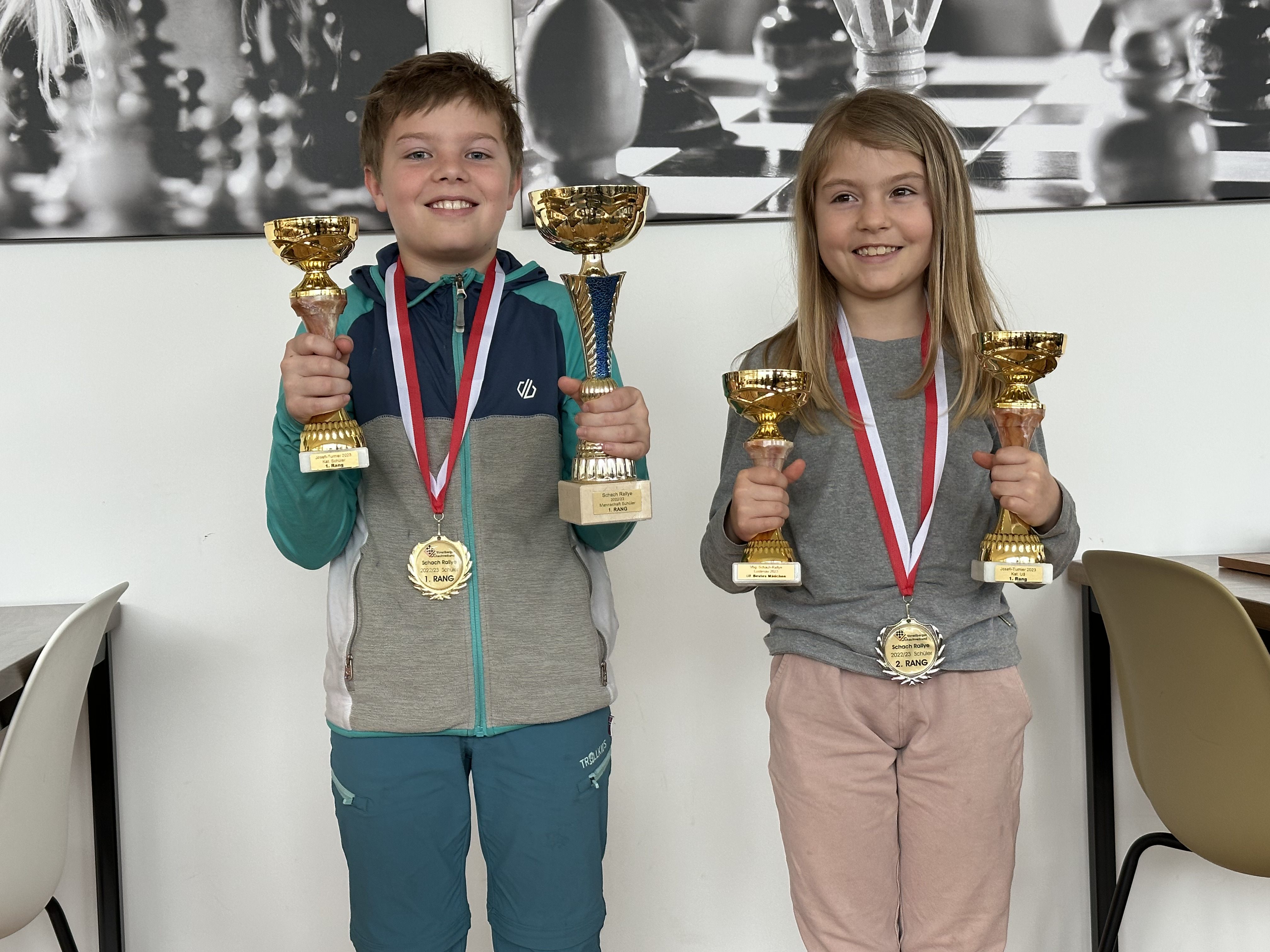 Jakob Lins und Luisa Lins mit ihren Trophäen Jakob Lins und Luisa Lins mit ihren Trophäen