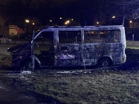 Die Polizei schließt Brandstiftung nicht aus. Die Polizei schließt Brandstiftung nicht aus.