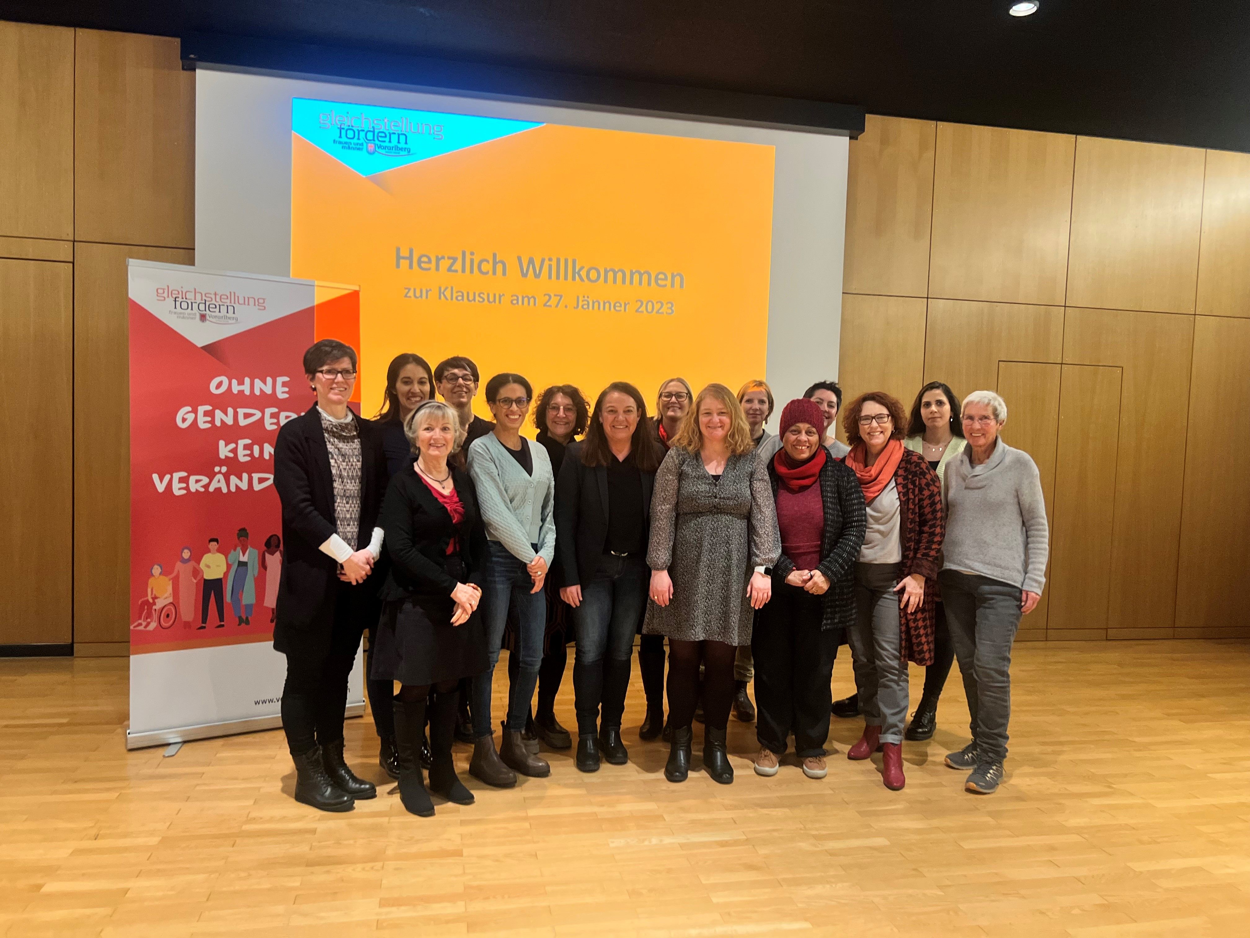 Frauennetzwerk Vorarlberg, jeweils v.li., 1. Reihe: FS (Frauensprecherin) Christine Golderer, RS (Regionensprecherin)-Stv. Lisabell Roth, FS Sabine Felder, RS u. LS (Landessprecherin) Angela Alicke, Tanja Rodriguez-Peters, RS-St. Magdalena Paulus, FS Kiki Karu. 2. Reihe: FS Stefania Paris, FS Keli Pereira, FS Marion Maurer, Leiterin FUB Frauen und Gleichstellung Tanja Kopf, RS Carina Haltmayer, FS Gerda Schnetzer-Sutterlüty, RS Sandra Gassner, Meltem Polatkan.