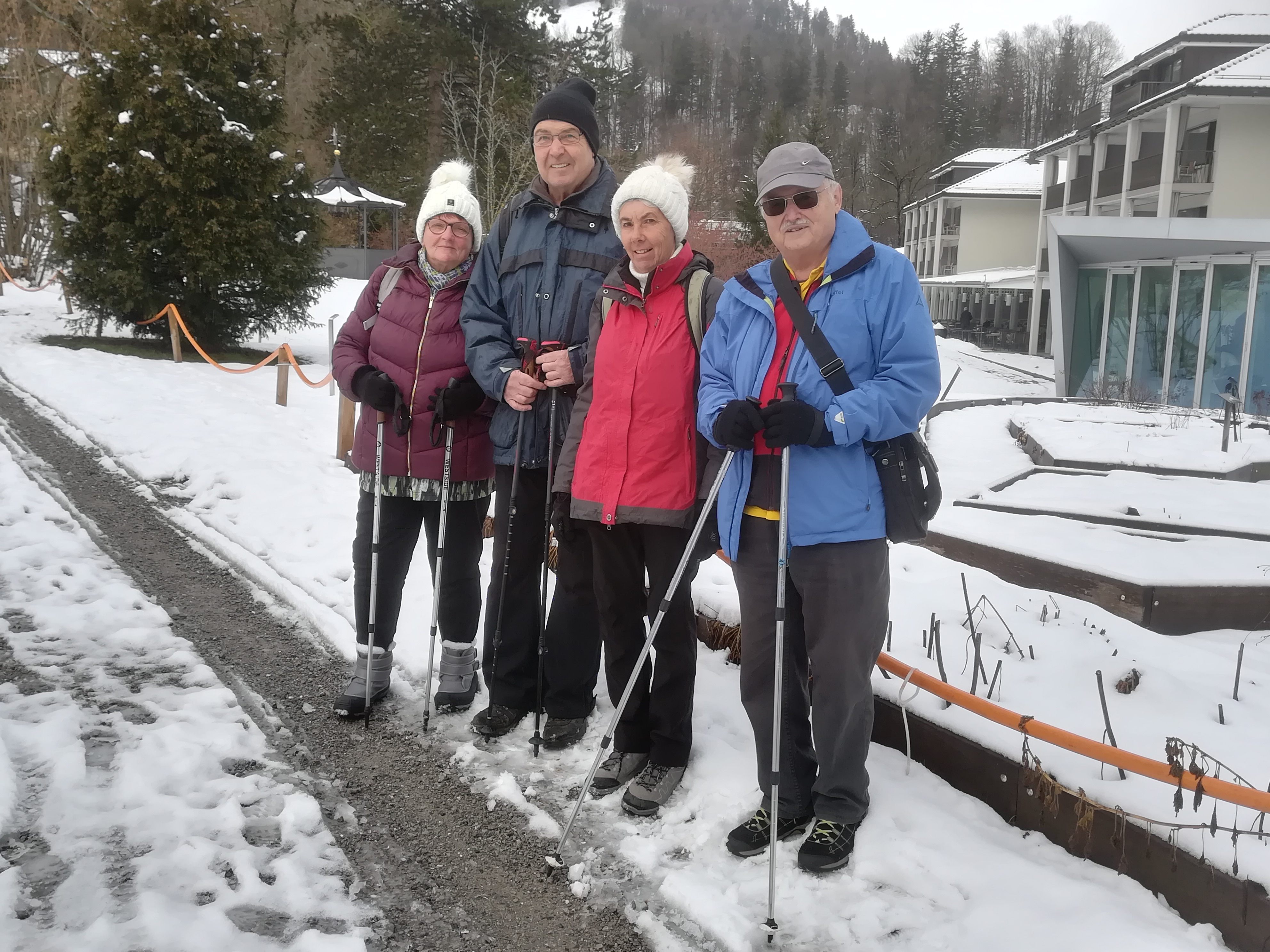 Einige Wanderer beim Beginn der Wanderung Einige Wanderer beim Beginn der Wanderung