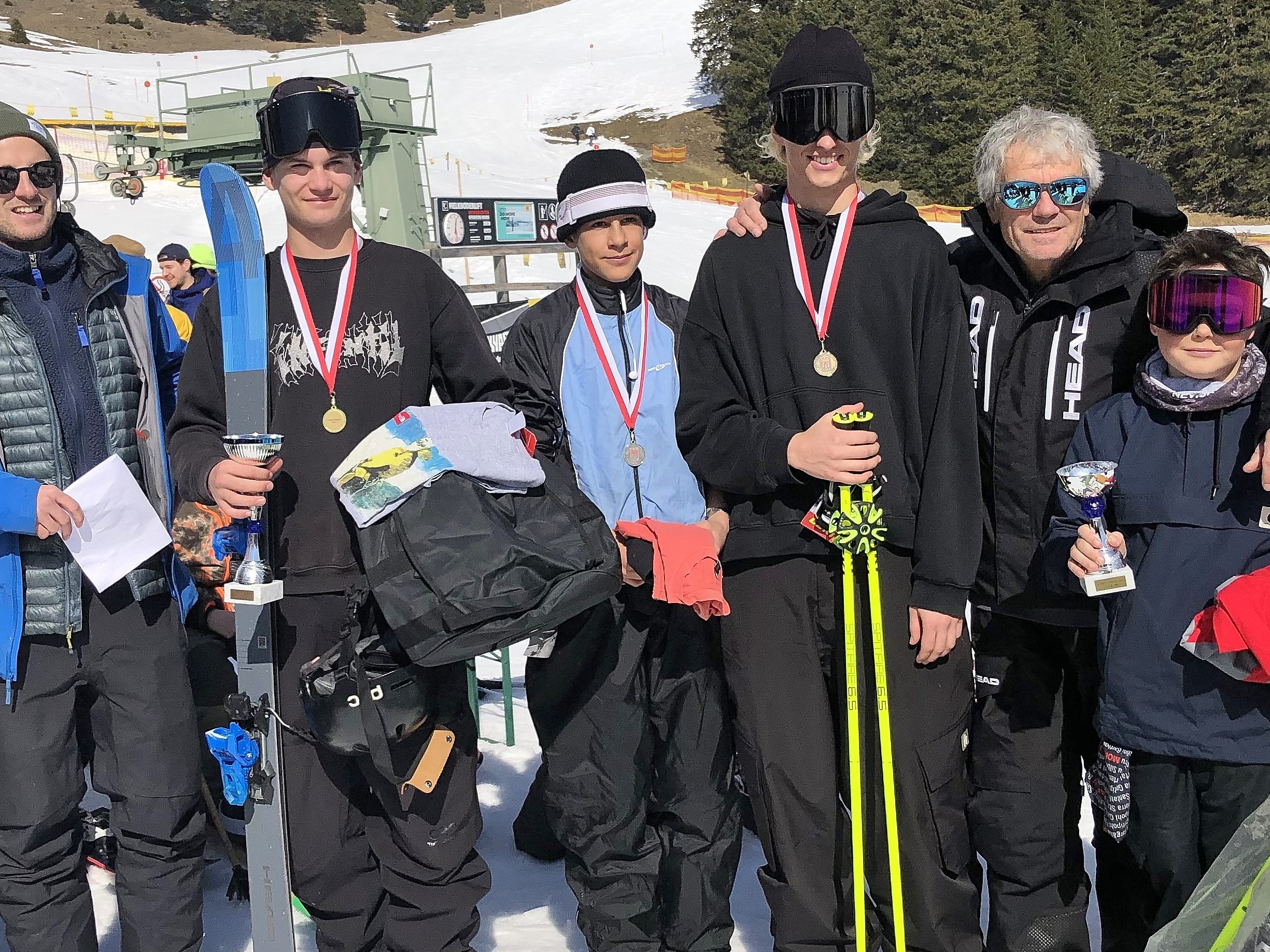 Vom Freeski Club Vorarlberg Tobias Huttelmaier, Freeski Landesmeister Andre Wieser, Luca Stark (2. Platz), Jakob Presslauer (3. Platz), Hans Krojer (SC Mühlebach) und Ferdinand Herkommer (jüngster Teilnehmer auf dem großen Kicker).