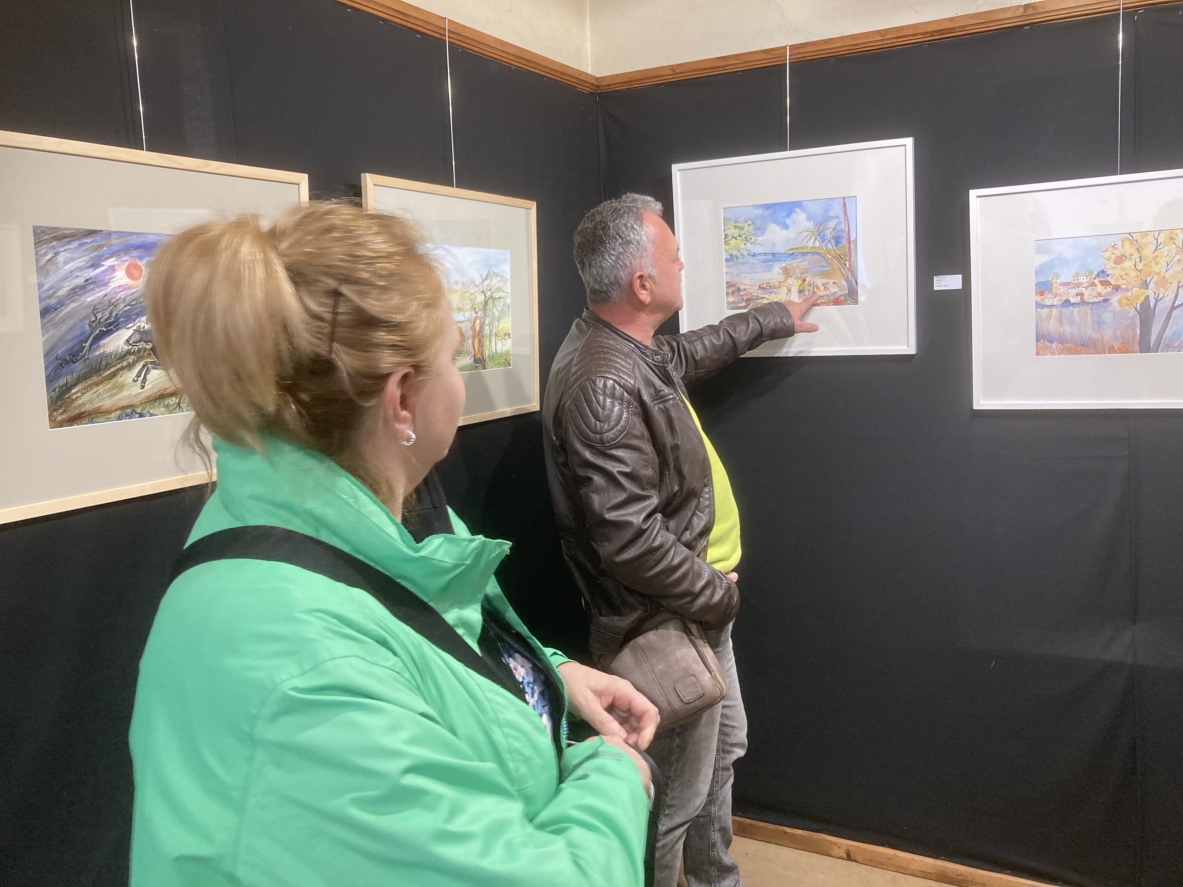 Die Ausstellung lockte bereits zahlreiche Besucher:innen in die Malgrund-Galerie K3. Die Ausstellung lockte bereits zahlreiche Besucher:innen in die Malgrund-Galerie K3.