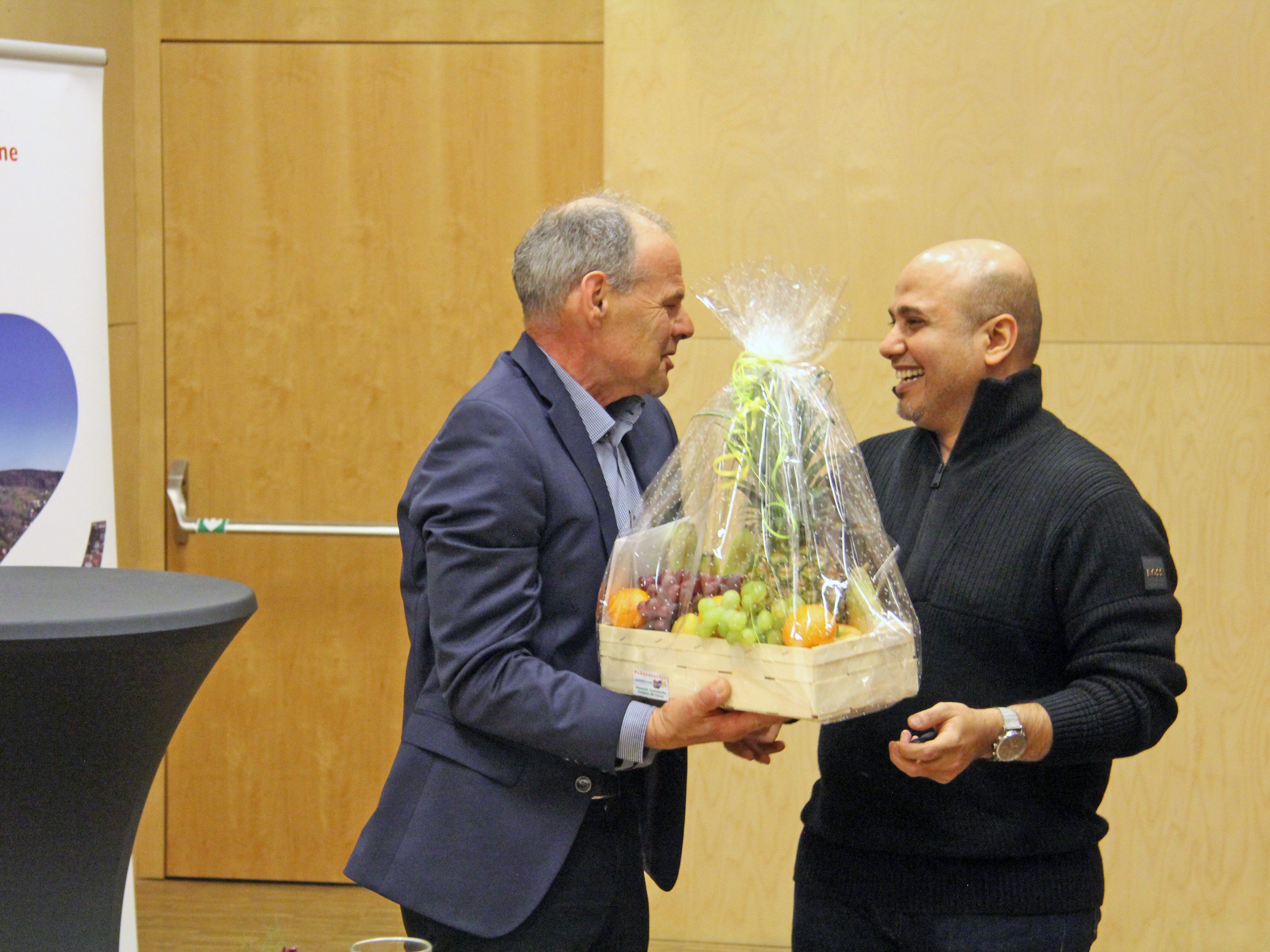 Obmann Wolfgang Matt (li.) bedankt sich bei OA Dr. Waleed Quaid für den Vortrag.