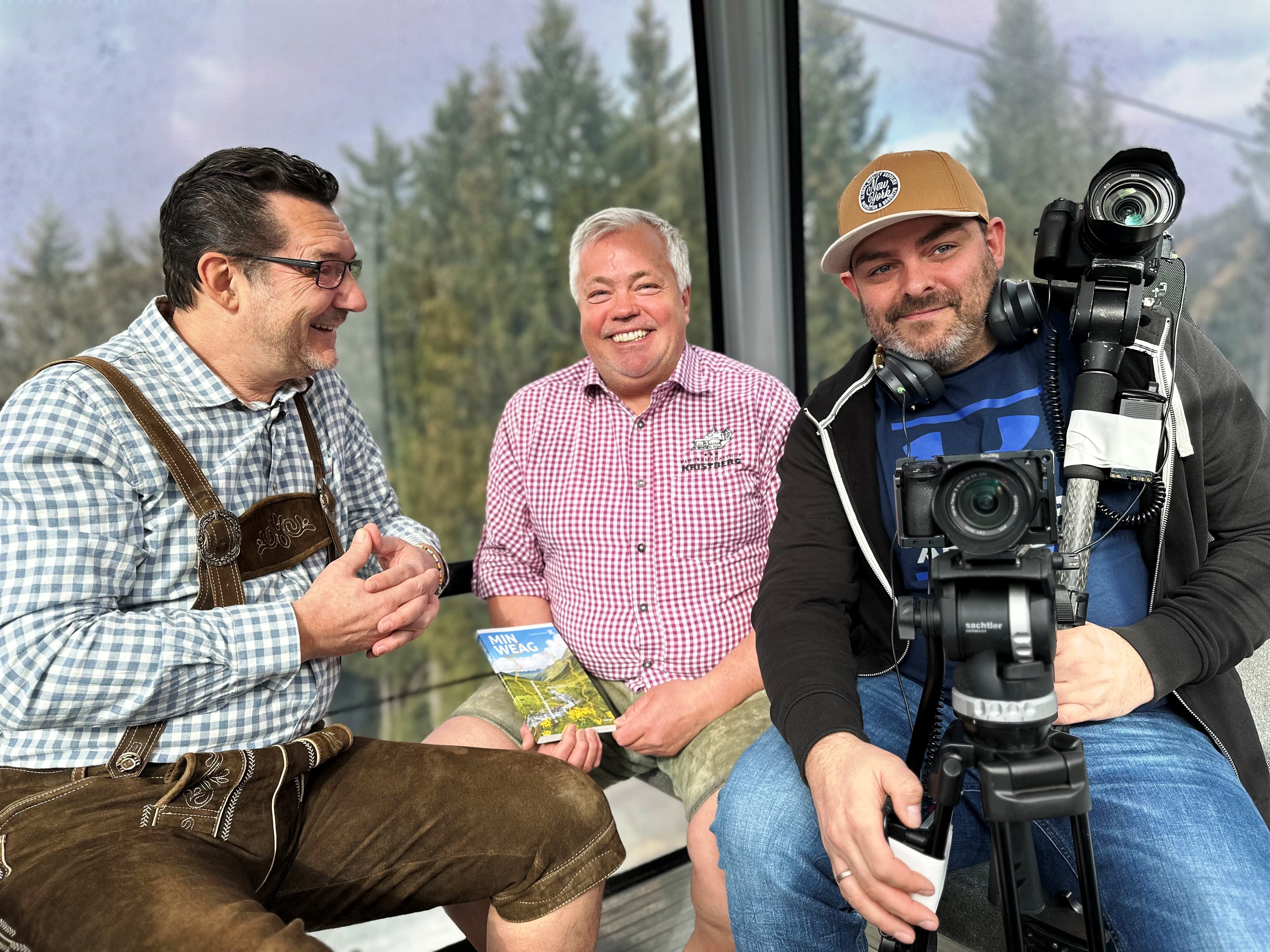 Jürgen Zudrell vom Kristberg (li), besucht Andreas Seeburger und Kameramann Christian Fasser (re) in der Muttersberg-Gondel und berichtet über Neuigkeiten vom Kristberg im Silbertal. Jürgen Zudrell vom Kristberg (li), besucht Andreas Seeburger und Kameramann Christian Fasser (re) in der Muttersberg-Gondel und berichtet über Neuigkeiten vom Kristberg im Silbertal.