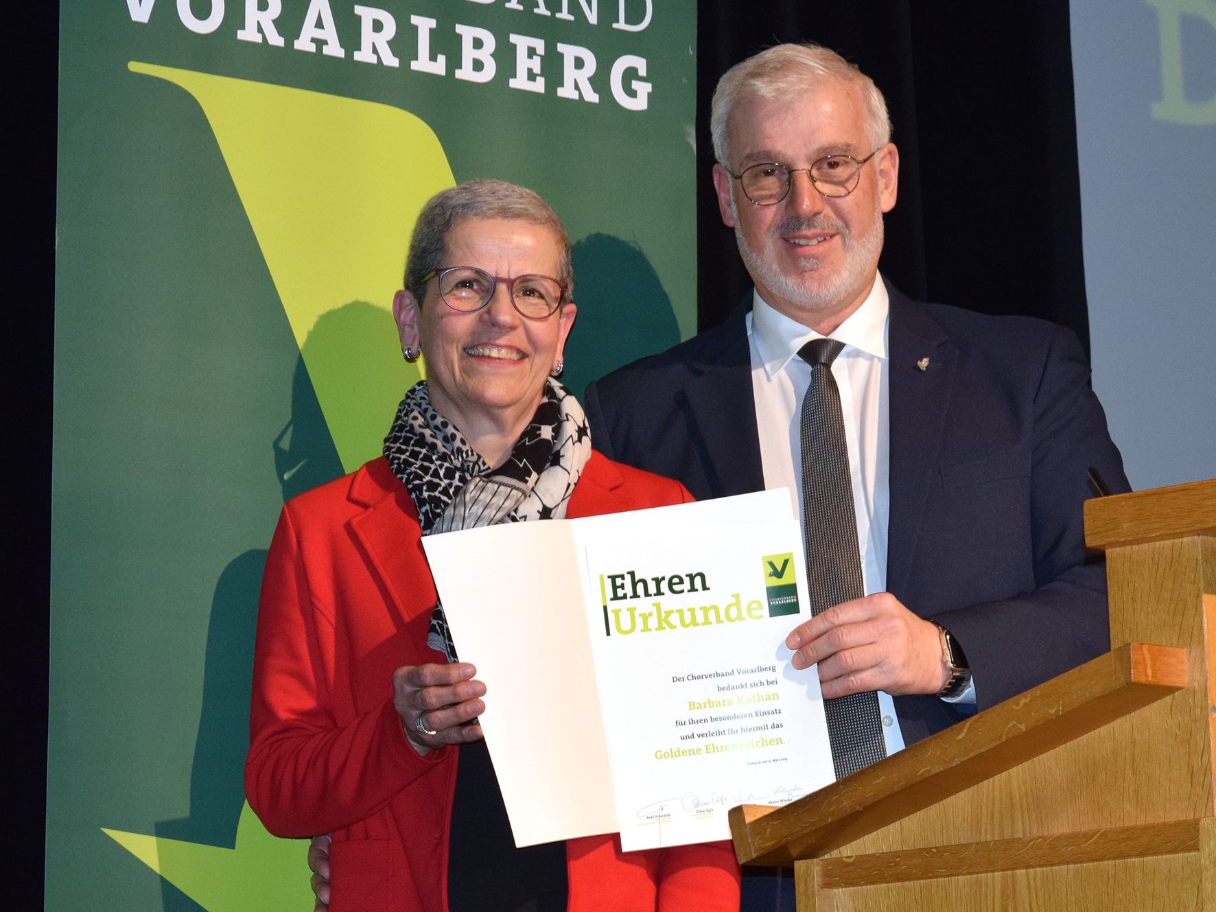 Die geehrte Geschäftsführerin Barbara Kathan mit Obmann Axel Girardelli