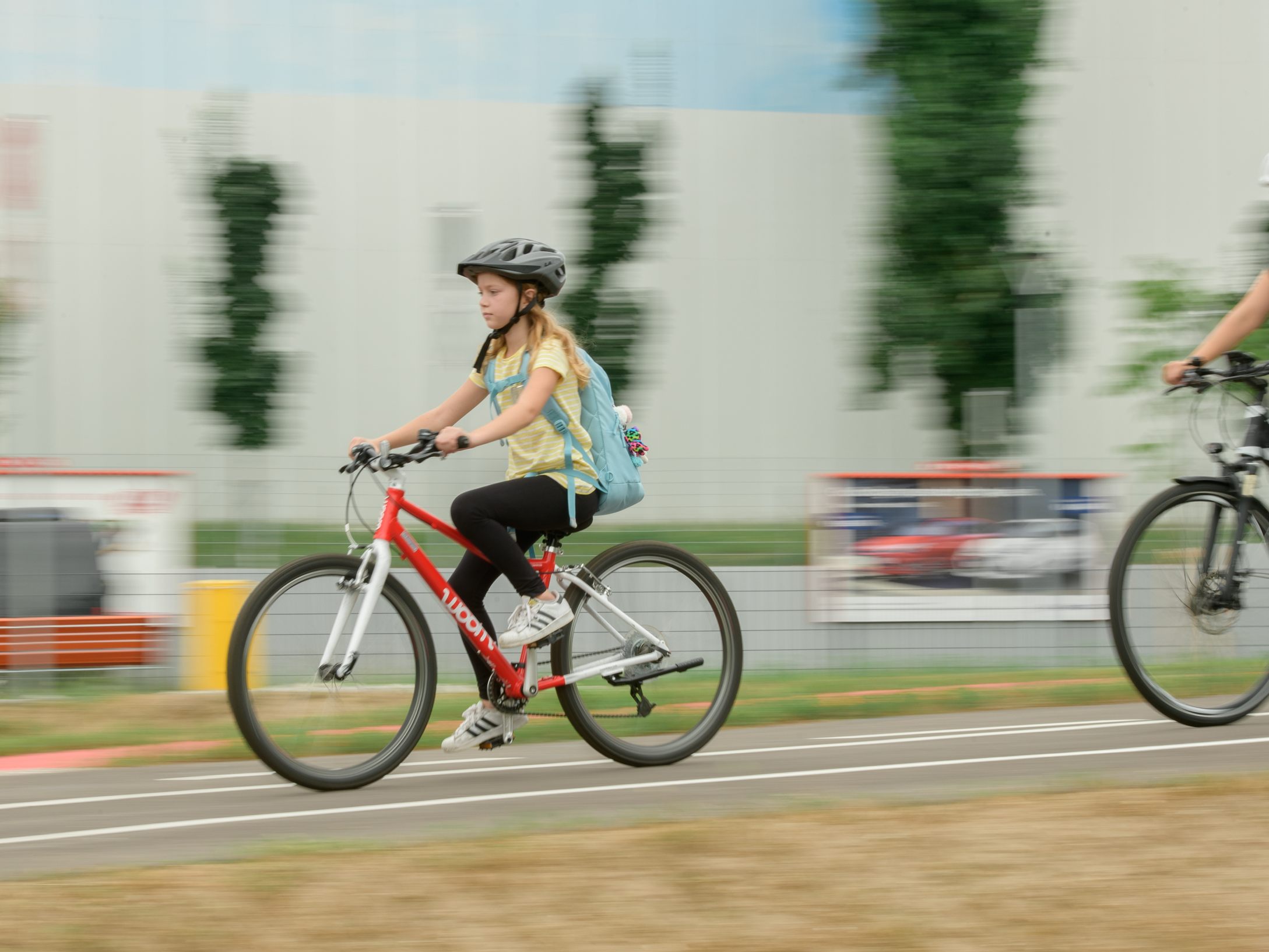 Ein korrekter Sitz beim Radhelm ist essentiell.