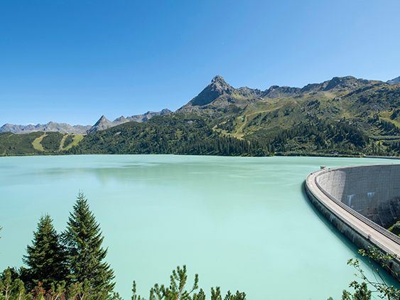 Zahlreiche Pioniere in der Elektrizitätswirtschaft haben bereits vor Jahrzehnten Strukturen geschaffen, um die Wasserkraft bestmöglich nutzen zu können. Fotos: Patrick Säly, illwerke vkw, Shutterstock