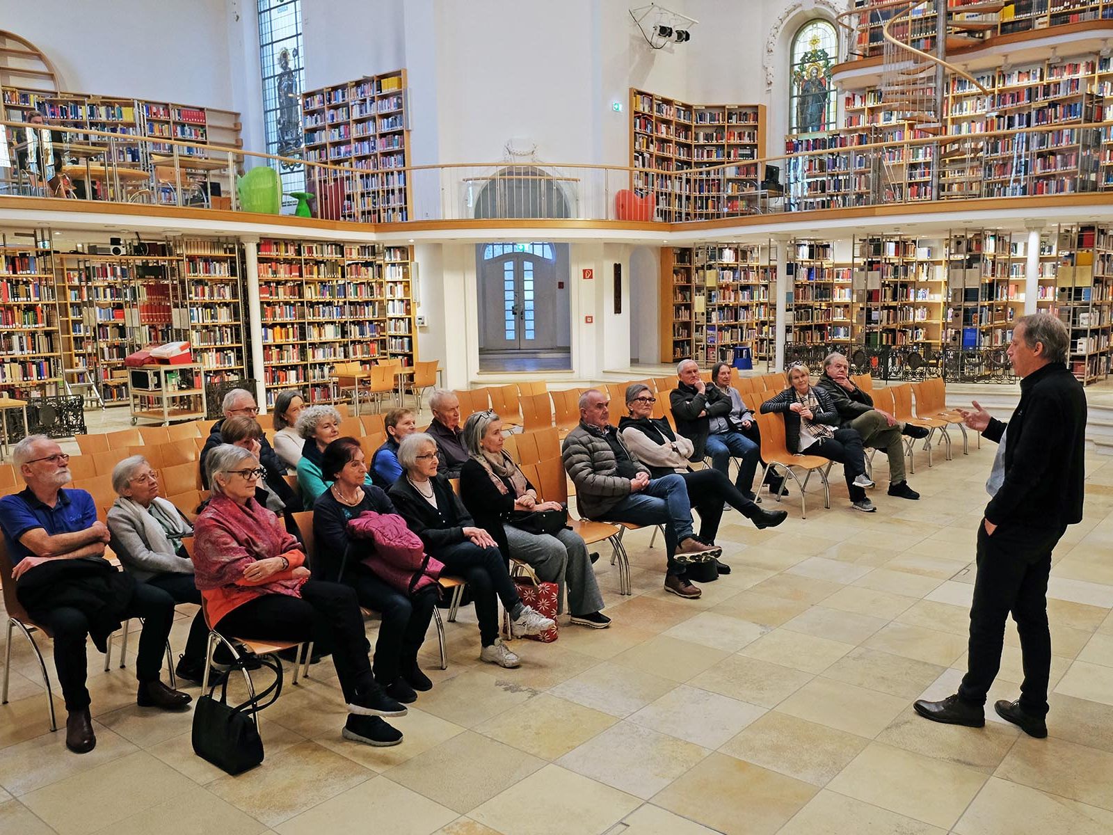 Dornbirner Mitglieder von Vorarlberg-50plus besuchten die Landesbibliothek in Bregenz Dornbirner Mitglieder von Vorarlberg-50plus besuchten die Landesbibliothek in Bregenz