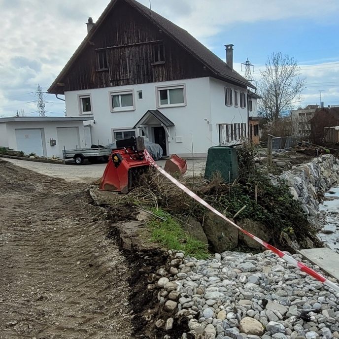 Nach erfolgreichem Abschluss der Dorfbach-Sanierung wird nun auch der Schwendeweg in diesem Abschnitt von Grund auf erneuert.