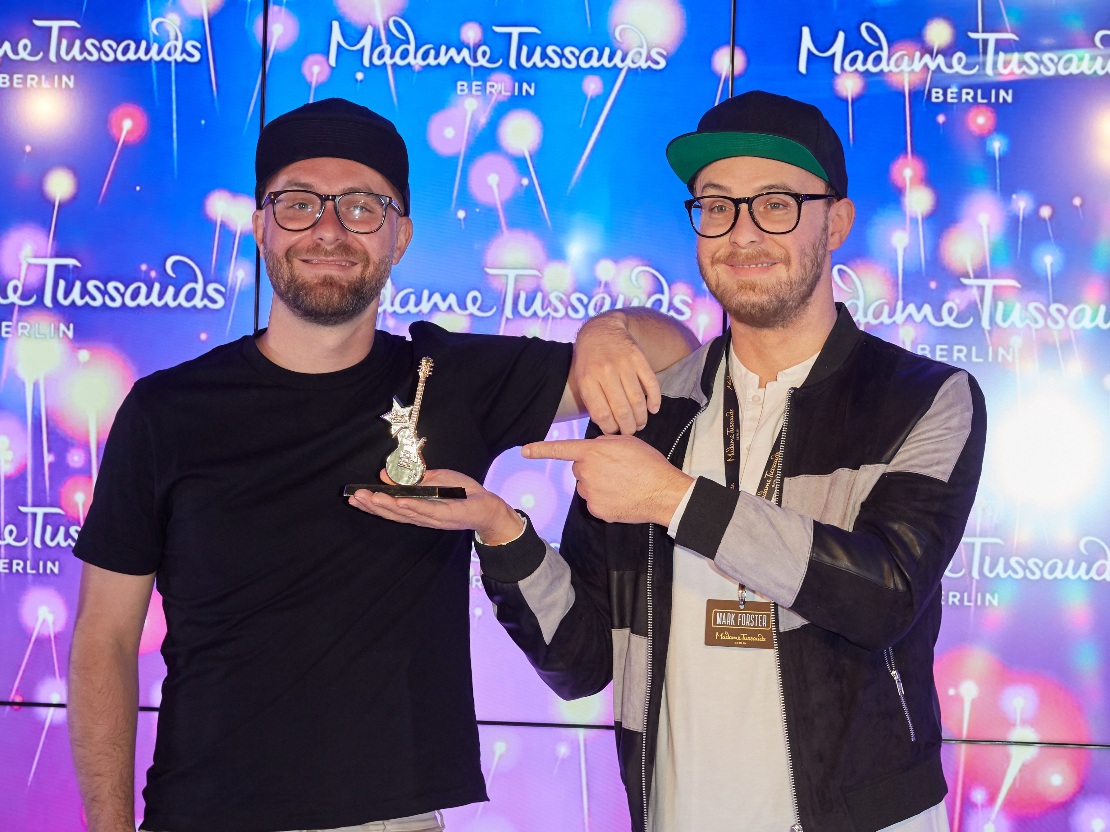 Mark Forster Side by Side mit seiner Wachsfigur im Madame Tussauds Wien. Mark Forster Side by Side mit seiner Wachsfigur im Madame Tussauds Wien.