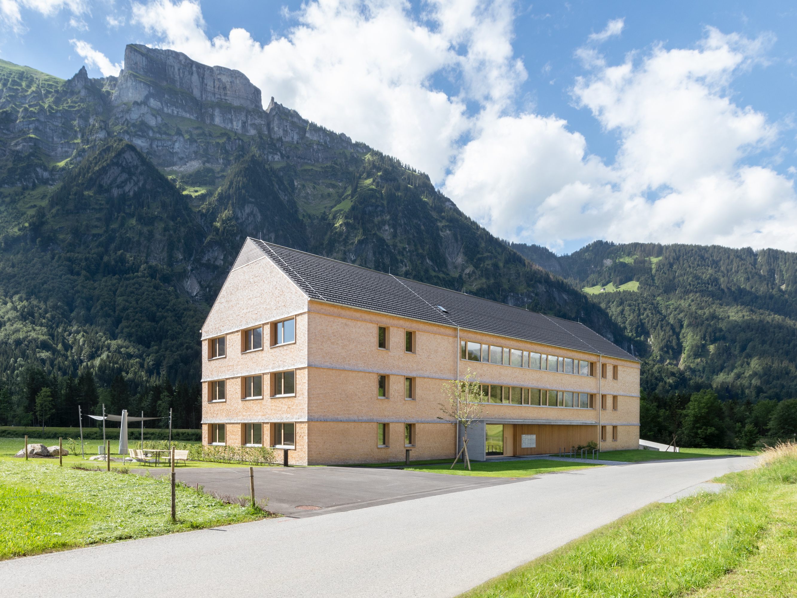 Der Bregenzerwälder Passivhaus-Spezialist Morscher Bauprojekte errichtet hochenergieeffiziente und leistbare Wohnanlagen. Die Wohnanlage Hirschau 77 in Schnepfau wurde kürzlich gemeinsam mit vier weiteren mit dem Gebäudestandard klimaaktiv Gold ausgezeichnet. Der Bregenzerwälder Passivhaus-Spezialist Morscher Bauprojekte errichtet hochenergieeffiziente und leistbare Wohnanlagen. Die Wohnanlage Hirschau 77 in Schnepfau wurde kürzlich gemeinsam mit vier weiteren mit dem Gebäudestandard klimaaktiv Gold ausgezeichnet.