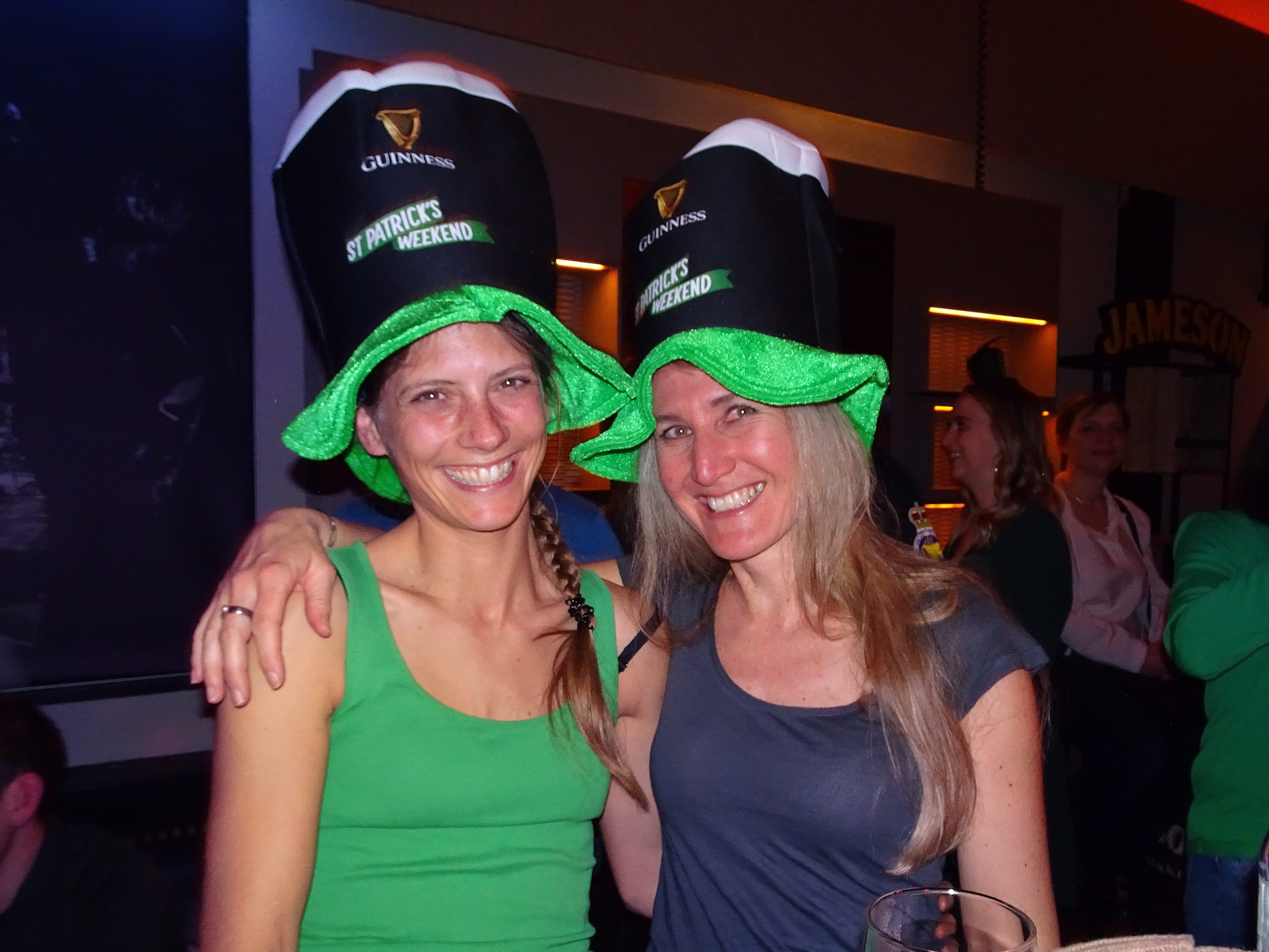 Viele Gäste hatten sich für den St. Patricks Day im Tivoli stilgerecht verkleidet. Viele Gäste hatten sich für den St. Patricks Day im Tivoli stilgerecht verkleidet.