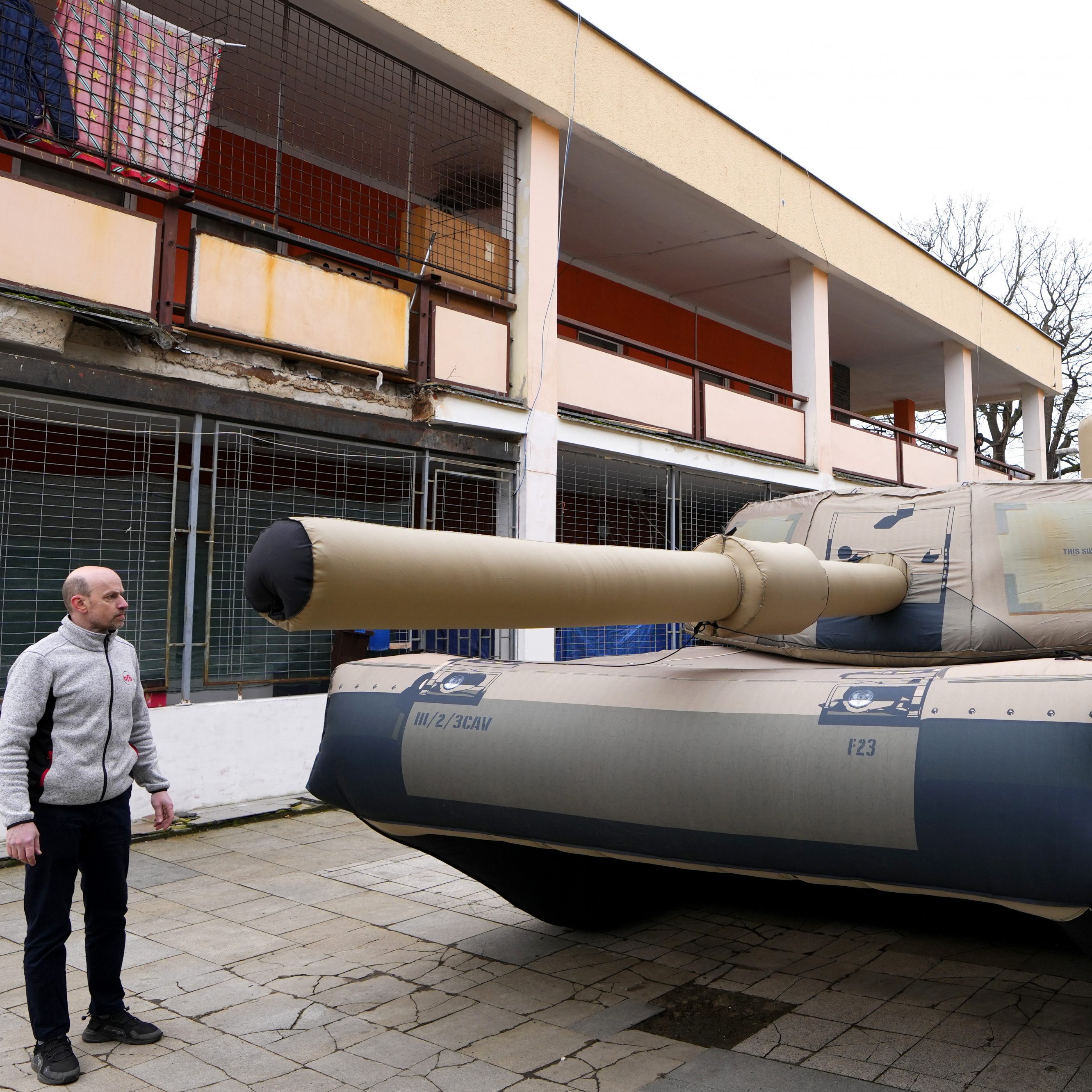 Aufblasbare Panzer aus Tschechien - Hier die Attrappe eines amerikanischen Abrams-Panzers.