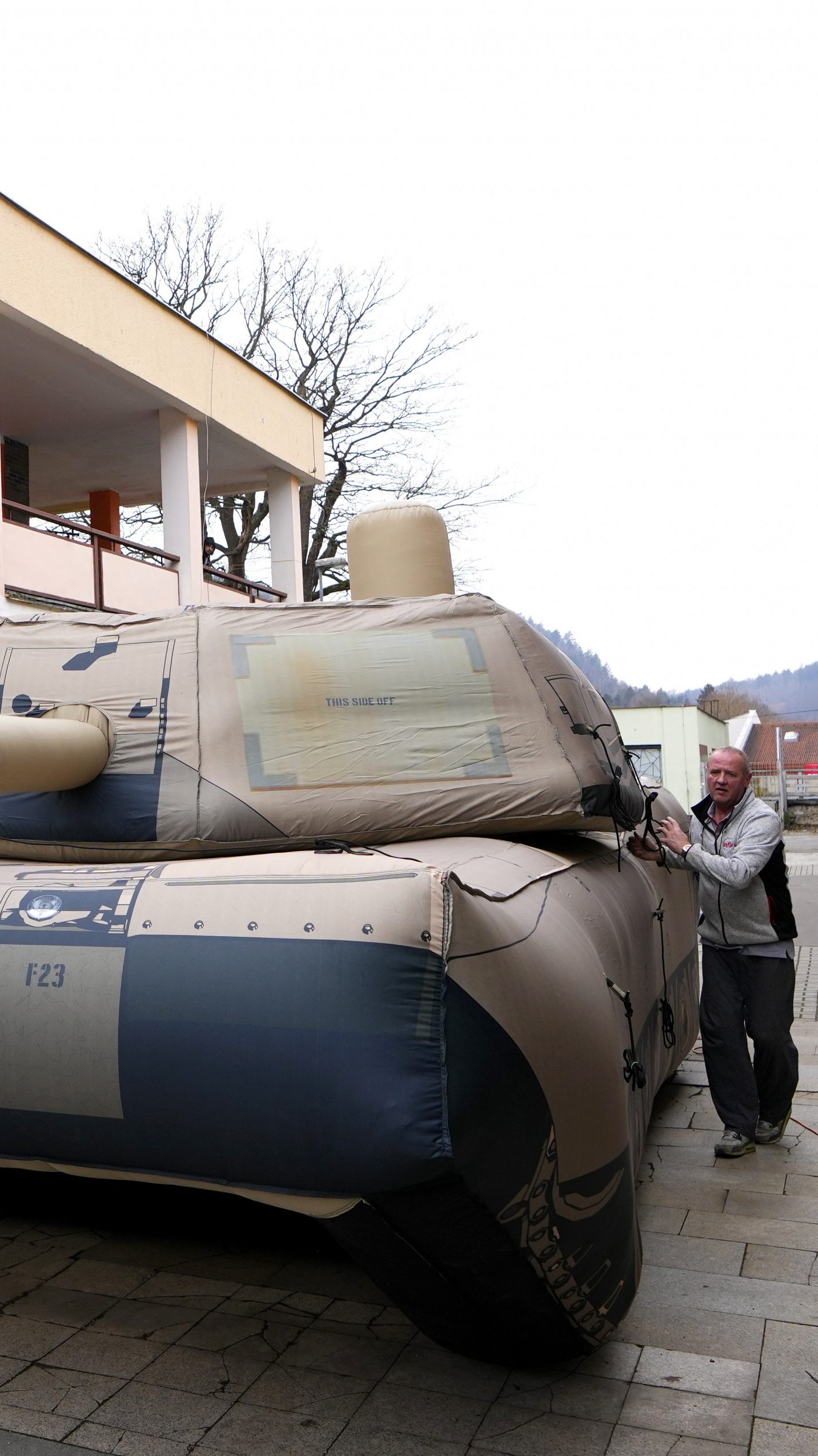 Aufblasbare Panzer aus Tschechien - Hier die Attrappe eines amerikanischen Abrams-Panzers.