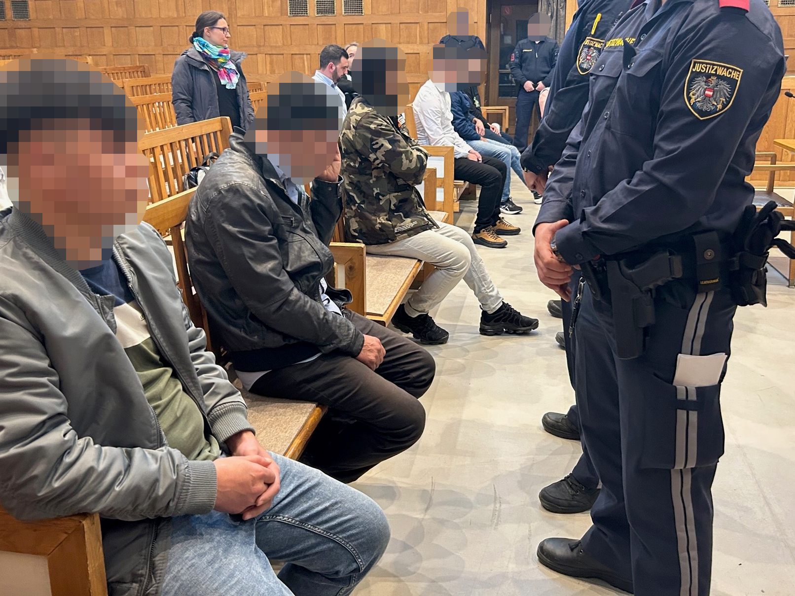 Angeklagte bestreiten Vorwürfe - Prozess ist bis 18.00 Uhr anberaumt