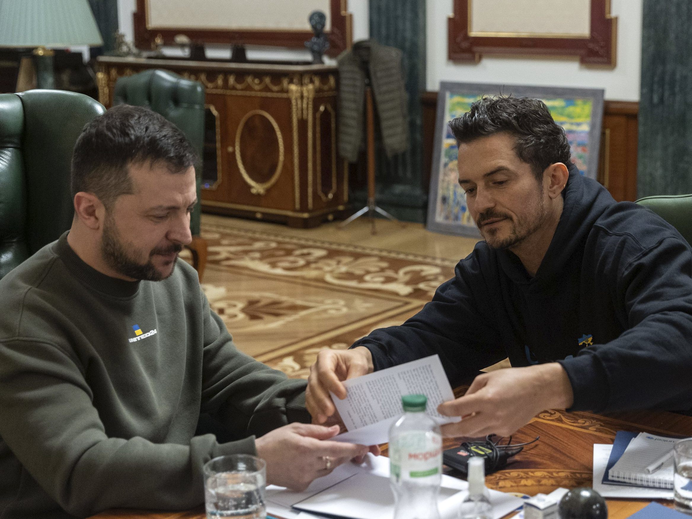 Orlando Bloom machte gemeinsam mit dem ukrainischen Präsidenten Wolodymyr Selenskyj auf die Kriegsfolgen für Kinder aufmerksam. Orlando Bloom machte gemeinsam mit dem ukrainischen Präsidenten Wolodymyr Selenskyj auf die Kriegsfolgen für Kinder aufmerksam.