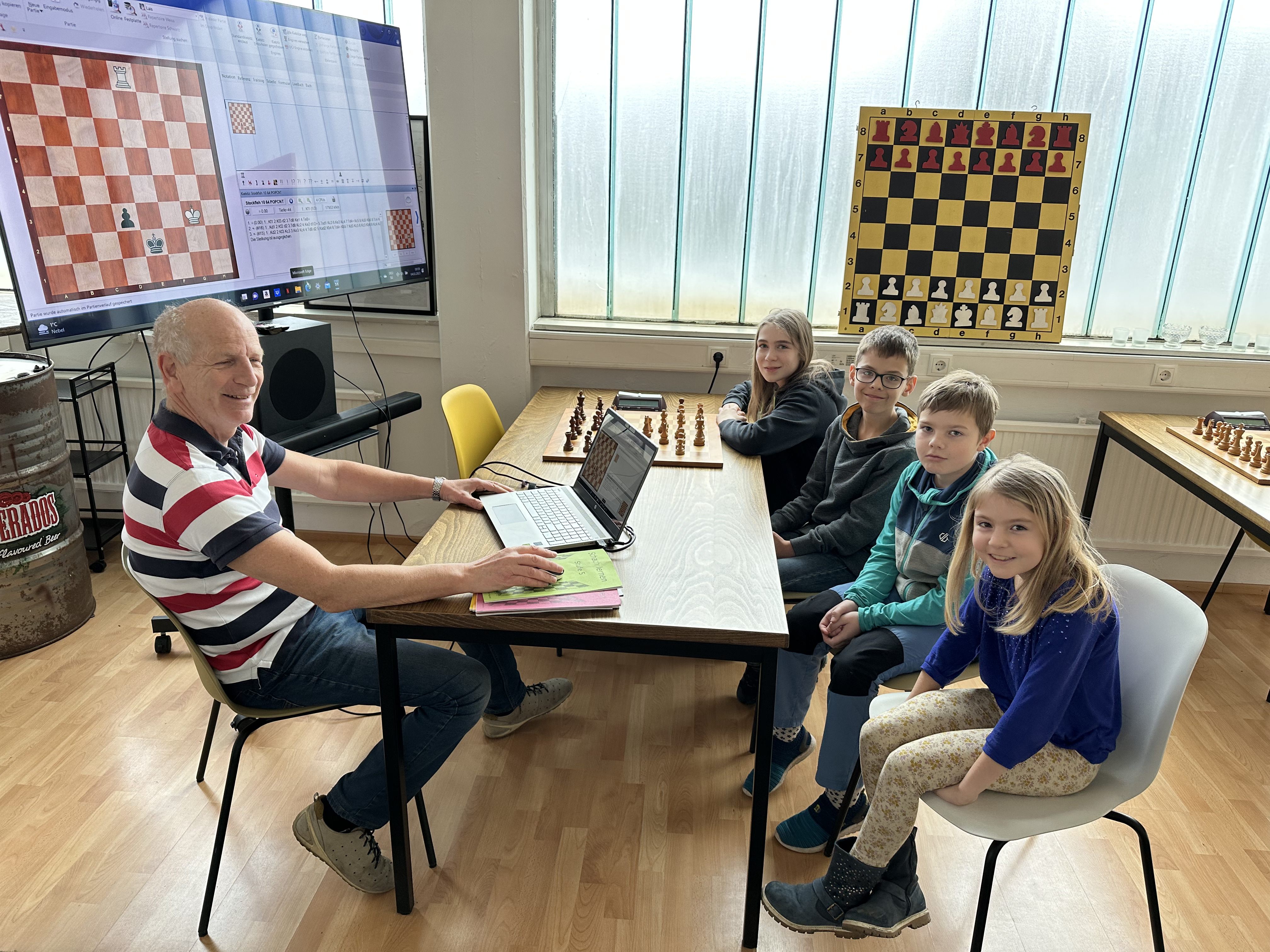 Ingo Lais mit den Schülern vlnr: Christina Domig, Tobias Markstaler, Jakob und Luisa Lins beim Endspielstudium Ingo Lais mit den Schülern vlnr: Christina Domig, Tobias Markstaler, Jakob und Luisa Lins beim Endspielstudium