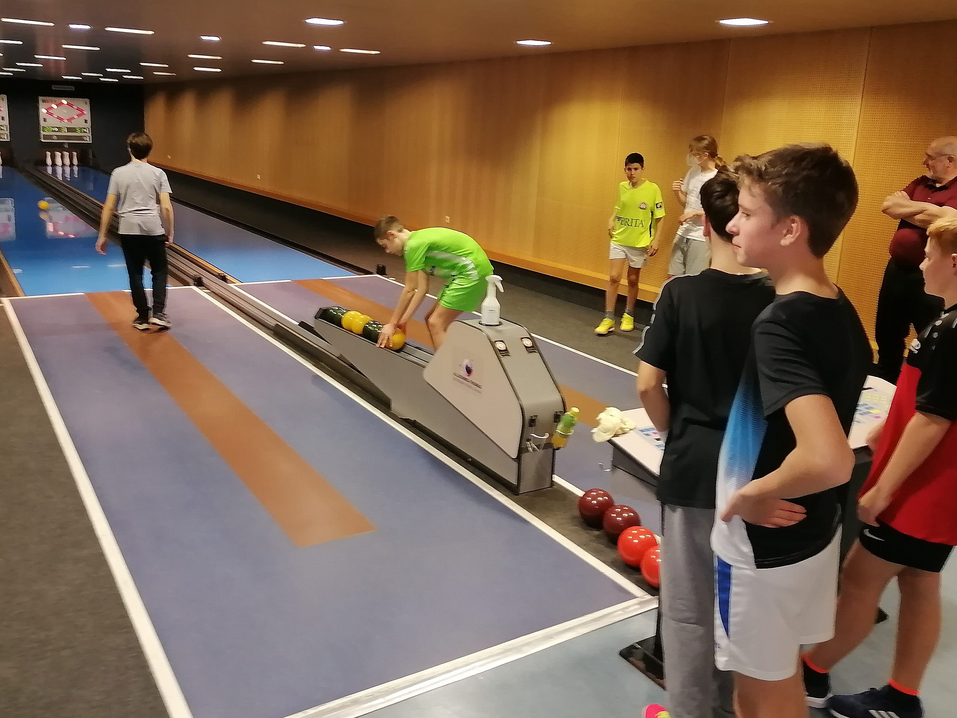 Zahlreiche Jugendliche nutzten bereits die Chance, um beim Schnuppertraining im Sportkegeln vorbeizuschauen. Zahlreiche Jugendliche nutzten bereits die Chance, um beim Schnuppertraining im Sportkegeln vorbeizuschauen.